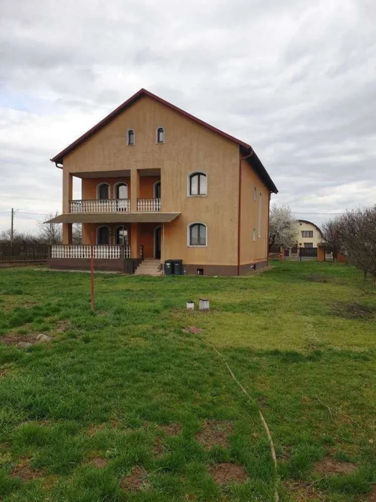 Casa S+P+1+M cu 28 ari de teren in Martinesti - Casa este construita in anul 2000 pe o fundatie solida din beton armat, zidaria este din caramida, planseurile intre etaje sunt turnate din beton armat. Este complet decomandata si compartimentata in asa fel incat sa deserveasca o familie numeroasa sau doua familii, fiecare etaj dispunand de: casa scarii, holuri, living open space cu bucatarie, 2 dormitoare foarte generoase, baie foarte mare dotata cu geam de aerisire, balcone care dau din living pe partea din fata a curtii si terase pozitionate pe partea din spate a curtii. Casa este complet izolata termic cu polistiren de 10 cm. Incalzirea se realizeaza cu ajutorul a doua centrale termice atat prin pardoseala cat si cu calorifere la parter si etaj. Atat la parter cat si la etaj in livinguri exista seminee functionale foarte bine realizate din zidarie. La subsol are spalatorie, 2 camari pentru alimente si camera tehnica, si un hol care decomandeaza aceste incaperi. Podul este foarte generos si se poate transforma in sala de gimnastica, sau sala jocuri. Acoperisul este din tigla. Dotari : geamuri termopan, usi din lemn, gresie, parchet lemn masiv de stejar, faianta, sanitare, centrale termice, calorifere, sistem de alarma, interfon. Curtea are 2800 mp ( 28 ari ) cu un front linear de 32 m. Exista pe proprietate cate doua porti de acces din fier forjat , atat auto cat si pietonal. Partea din fata a curtii este frumos amenajata cu flori inclusiv pe aleea care duce in partea din spate a casei. Pe lateral exista o livada de pomi fructiferi, iar in spatele curtii vita de vie. Restul spatiului este verde si poate fi utilizat si amenajat atat ca spatiu de recreere cat si pentru gradinarit, in functie de preferintele fiecaruia. Casa se vinde mobilata, urmand a fi luate de catre proprietari obiecte cu o semnificatie si valoare sentimentala. Sunati va rog doar daca va intereseaza cu adevarat, exclus orice fel de intermediar. Multumesc !