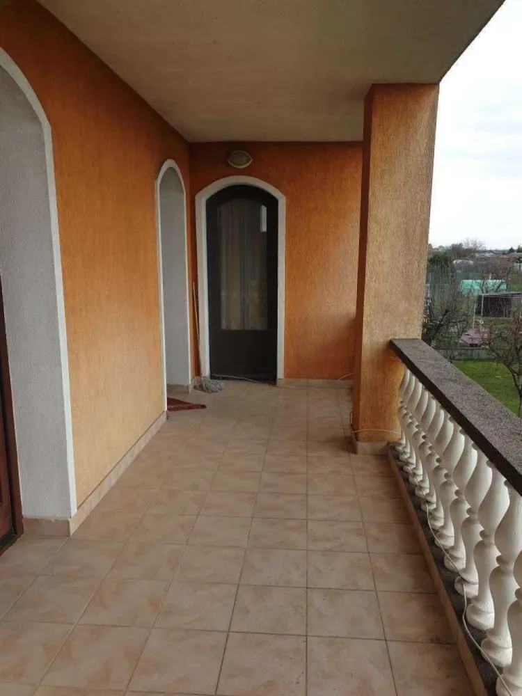 Casa S+P+1+M cu 28 ari de teren in Martinesti - Casa este construita in anul 2000 pe o fundatie solida din beton armat, zidaria este din caramida, planseurile intre etaje sunt turnate din beton armat. Este complet decomandata si compartimentata in asa fel incat sa deserveasca o familie numeroasa sau doua familii, fiecare etaj dispunand de: casa scarii, holuri, living open space cu bucatarie, 2 dormitoare foarte generoase, baie foarte mare dotata cu geam de aerisire, balcone care dau din living pe partea din fata a curtii si terase pozitionate pe partea din spate a curtii. Casa este complet izolata termic cu polistiren de 10 cm. Incalzirea se realizeaza cu ajutorul a doua centrale termice atat prin pardoseala cat si cu calorifere la parter si etaj. Atat la parter cat si la etaj in livinguri exista seminee functionale foarte bine realizate din zidarie. La subsol are spalatorie, 2 camari pentru alimente si camera tehnica, si un hol care decomandeaza aceste incaperi. Podul este foarte generos si se poate transforma in sala de gimnastica, sau sala jocuri. Acoperisul este din tigla. Dotari : geamuri termopan, usi din lemn, gresie, parchet lemn masiv de stejar, faianta, sanitare, centrale termice, calorifere, sistem de alarma, interfon. Curtea are 2800 mp ( 28 ari ) cu un front linear de 32 m. Exista pe proprietate cate doua porti de acces din fier forjat , atat auto cat si pietonal. Partea din fata a curtii este frumos amenajata cu flori inclusiv pe aleea care duce in partea din spate a casei. Pe lateral exista o livada de pomi fructiferi, iar in spatele curtii vita de vie. Restul spatiului este verde si poate fi utilizat si amenajat atat ca spatiu de recreere cat si pentru gradinarit, in functie de preferintele fiecaruia. Casa se vinde mobilata, urmand a fi luate de catre proprietari obiecte cu o semnificatie si valoare sentimentala. Sunati va rog doar daca va intereseaza cu adevarat, exclus orice fel de intermediar. Multumesc !