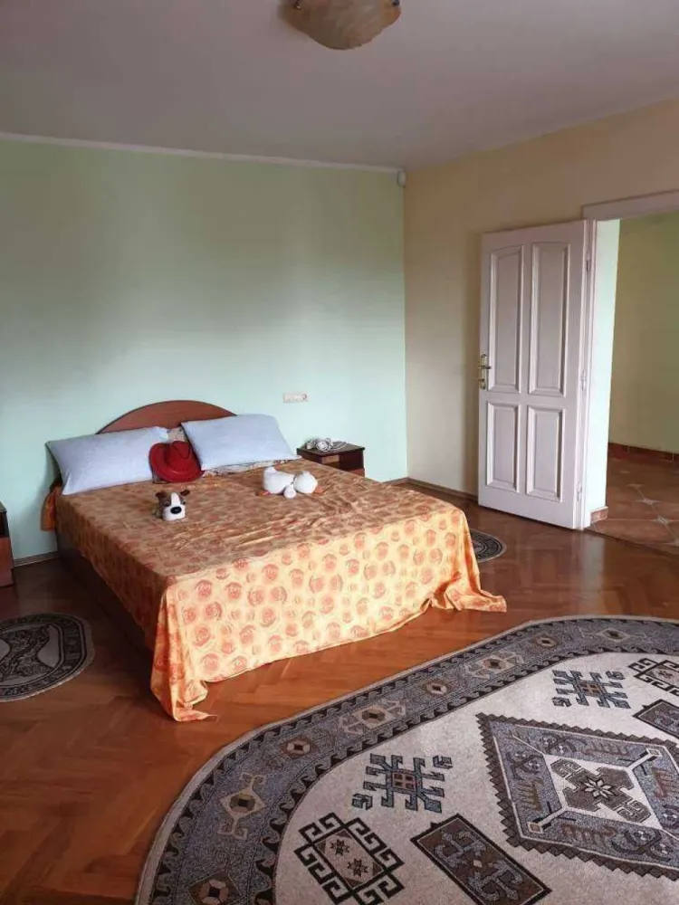 Casa S+P+1+M cu 28 ari de teren in Martinesti - Casa este construita in anul 2000 pe o fundatie solida din beton armat, zidaria este din caramida, planseurile intre etaje sunt turnate din beton armat. Este complet decomandata si compartimentata in asa fel incat sa deserveasca o familie numeroasa sau doua familii, fiecare etaj dispunand de: casa scarii, holuri, living open space cu bucatarie, 2 dormitoare foarte generoase, baie foarte mare dotata cu geam de aerisire, balcone care dau din living pe partea din fata a curtii si terase pozitionate pe partea din spate a curtii. Casa este complet izolata termic cu polistiren de 10 cm. Incalzirea se realizeaza cu ajutorul a doua centrale termice atat prin pardoseala cat si cu calorifere la parter si etaj. Atat la parter cat si la etaj in livinguri exista seminee functionale foarte bine realizate din zidarie. La subsol are spalatorie, 2 camari pentru alimente si camera tehnica, si un hol care decomandeaza aceste incaperi. Podul este foarte generos si se poate transforma in sala de gimnastica, sau sala jocuri. Acoperisul este din tigla. Dotari : geamuri termopan, usi din lemn, gresie, parchet lemn masiv de stejar, faianta, sanitare, centrale termice, calorifere, sistem de alarma, interfon. Curtea are 2800 mp ( 28 ari ) cu un front linear de 32 m. Exista pe proprietate cate doua porti de acces din fier forjat , atat auto cat si pietonal. Partea din fata a curtii este frumos amenajata cu flori inclusiv pe aleea care duce in partea din spate a casei. Pe lateral exista o livada de pomi fructiferi, iar in spatele curtii vita de vie. Restul spatiului este verde si poate fi utilizat si amenajat atat ca spatiu de recreere cat si pentru gradinarit, in functie de preferintele fiecaruia. Casa se vinde mobilata, urmand a fi luate de catre proprietari obiecte cu o semnificatie si valoare sentimentala. Sunati va rog doar daca va intereseaza cu adevarat, exclus orice fel de intermediar. Multumesc !