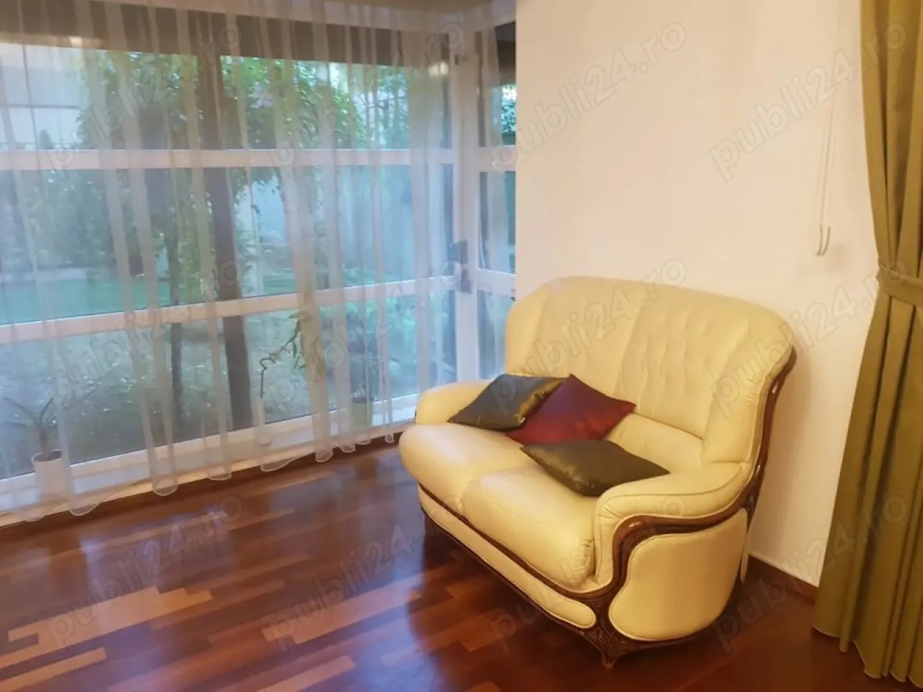 vand ap 3 camere Herastrau - Nordului, 139 mp utili + terasa - Locatie premium - Vând apartament spațios, 3 camere, tip 2S+P+4E+5E (retras) situat la parter, în una dintre cele mai căutate zone din București Herăstrău Șos. Nordului, la 1 minut de Parcul Herăstrău. Suprafață utilă: 138,5 mp Terasă: 21,43 mp perfectă pentru relaxare Suprafață construită: 190,76 mp Compartimentare: living generos de 43 mp, 2 dormitoare mari si luminoase, dressing, 2 băi, debara, hol spațios Cota indiviză: 40,95 mp din părțile comune + teren aferent, Finisaje premium, compartimentare eficientă, spații mari Zonă liniștită, în proximitate imediată de parc, restaurante, școli și mijloace de transport Ap este nemobilat. Mobila este orientativa. Ideal pentru locuință de familie sau investiție