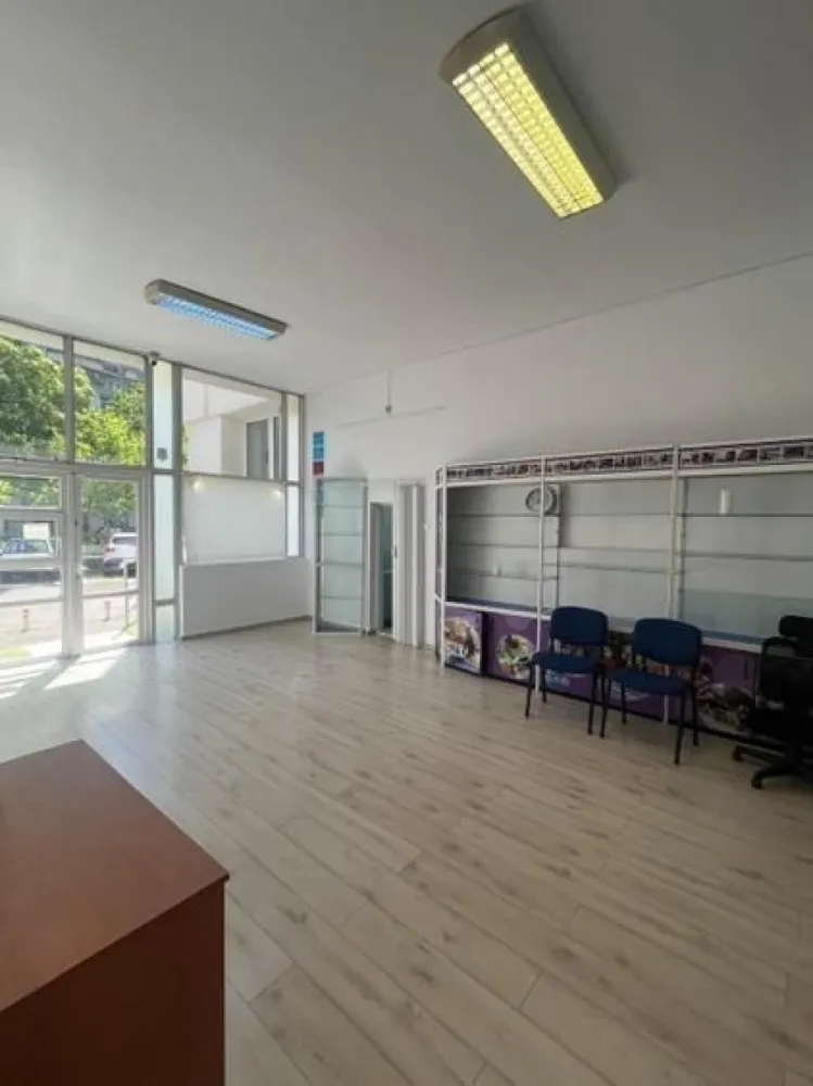 Spatiu comercial stradal Bd.Unirii - Traian - 70 mp - Oferim spre inchiriere un spatiu comercial stradal pozitionat pe strada Traian nr.3 la parterul blocului din intersectia Bd.Unirii cu Str. Traian.. Spatiul are suprafata totala utila de 70 mp incluzand birou,anexe si grup sanitar - zona principala de vanzare/prezentare avand o suprafata utila de 45 mp. Pretabil farmacie,show-room,magazin,birou avocat,cafeterie,bar,patiserie,agentie curierat,salon frizerie,etc. Dotari: curent electric,apa curenta si toaleta,aparate de A/C,sistem de alarma cu monitorizare si interventie rapida. Vitrina exterioara cca. 5 metri liniari,inaltimea interioara a spatiului peste 4 metri.