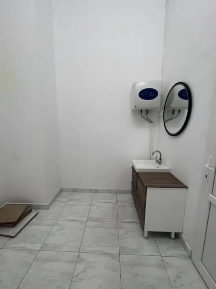 Spatiu comercial stradal Bd.Unirii - Traian - 70 mp - Oferim spre inchiriere un spatiu comercial stradal pozitionat pe strada Traian nr.3 la parterul blocului din intersectia Bd.Unirii cu Str. Traian.. Spatiul are suprafata totala utila de 70 mp incluzand birou,anexe si grup sanitar - zona principala de vanzare/prezentare avand o suprafata utila de 45 mp. Pretabil farmacie,show-room,magazin,birou avocat,cafeterie,bar,patiserie,agentie curierat,salon frizerie,etc. Dotari: curent electric,apa curenta si toaleta,aparate de A/C,sistem de alarma cu monitorizare si interventie rapida. Vitrina exterioara cca. 5 metri liniari,inaltimea interioara a spatiului peste 4 metri.
