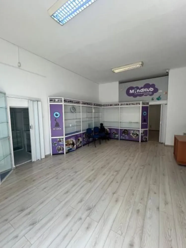Spatiu comercial stradal Bd.Unirii - Traian - 70 mp - Oferim spre inchiriere un spatiu comercial stradal pozitionat pe strada Traian nr.3 la parterul blocului din intersectia Bd.Unirii cu Str. Traian.. Spatiul are suprafata totala utila de 70 mp incluzand birou,anexe si grup sanitar - zona principala de vanzare/prezentare avand o suprafata utila de 45 mp. Pretabil farmacie,show-room,magazin,birou avocat,cafeterie,bar,patiserie,agentie curierat,salon frizerie,etc. Dotari: curent electric,apa curenta si toaleta,aparate de A/C,sistem de alarma cu monitorizare si interventie rapida. Vitrina exterioara cca. 5 metri liniari,inaltimea interioara a spatiului peste 4 metri.