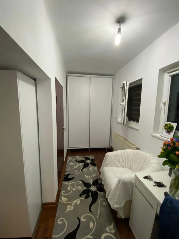 Vand Ap Corneliu Coposu (Unirii) - Vand apartament 3 camere Bulevardul Corneliu Coposu cu suprafata totala de 49 mp+boxa!Apartamentul dintr un imobil cu 2 nivele apartamentul fiind situat la demisol!Este pretabil pentru firma,regim hotelier,notar sau pentru cineva la început de drum..etc!Imobilul este din anul 1936 nefiind incadrat in clasa de risc seismic!Se vinde cu mobilierul din poze,toate actele la zi (cadastru+intabulare) și asigurare locuință!Pentru mai multe detalii sunați la nr din anunț!Pretul este putin negociabil!Multumesc