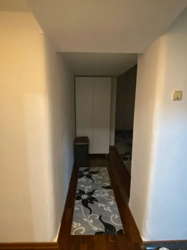 Vand Ap Corneliu Coposu (Unirii) - Vand apartament 3 camere Bulevardul Corneliu Coposu cu suprafata totala de 49 mp+boxa!Apartamentul dintr un imobil cu 2 nivele apartamentul fiind situat la demisol!Este pretabil pentru firma,regim hotelier,notar sau pentru cineva la început de drum..etc!Imobilul este din anul 1936 nefiind incadrat in clasa de risc seismic!Se vinde cu mobilierul din poze,toate actele la zi (cadastru+intabulare) și asigurare locuință!Pentru mai multe detalii sunați la nr din anunț!Pretul este putin negociabil!Multumesc