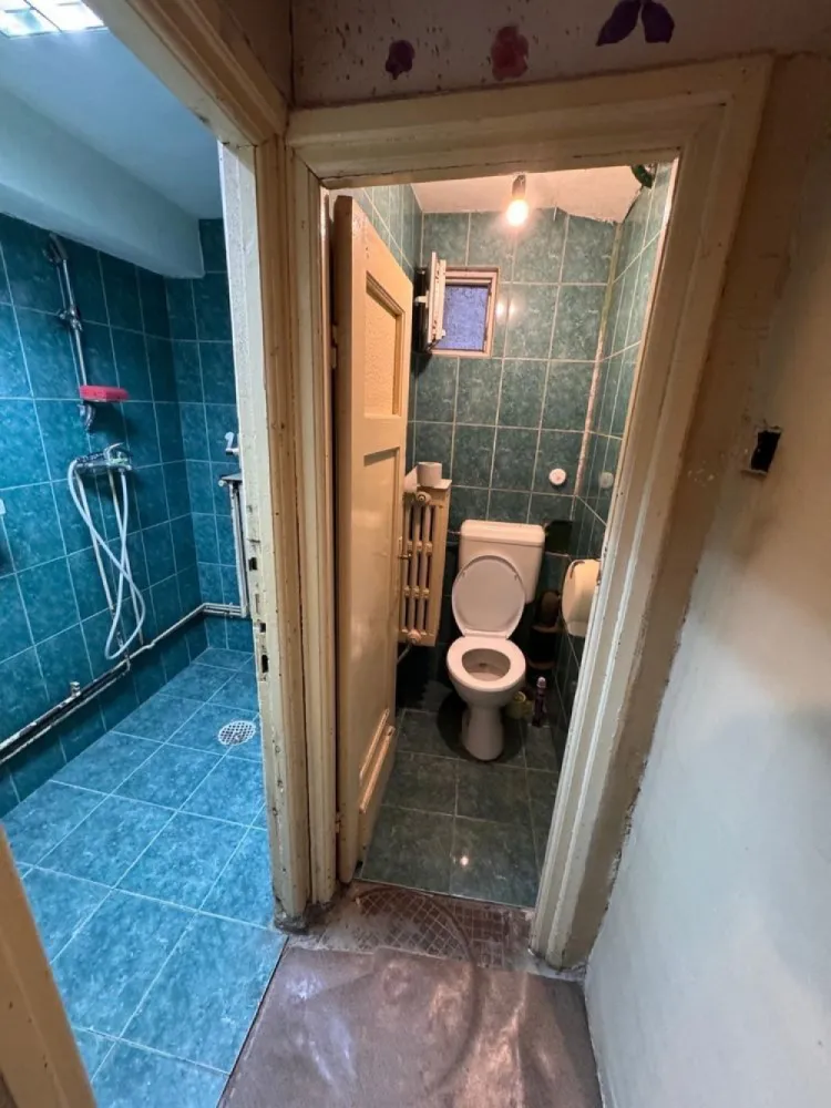 Vand Ap Corneliu Coposu (Unirii) - Vand apartament 3 camere Bulevardul Corneliu Coposu cu suprafata totala de 49 mp+boxa!Apartamentul dintr un imobil cu 2 nivele apartamentul fiind situat la demisol!Este pretabil pentru firma,regim hotelier,notar sau pentru cineva la început de drum..etc!Imobilul este din anul 1936 nefiind incadrat in clasa de risc seismic!Se vinde cu mobilierul din poze,toate actele la zi (cadastru+intabulare) și asigurare locuință!Pentru mai multe detalii sunați la nr din anunț!Pretul este putin negociabil!Multumesc