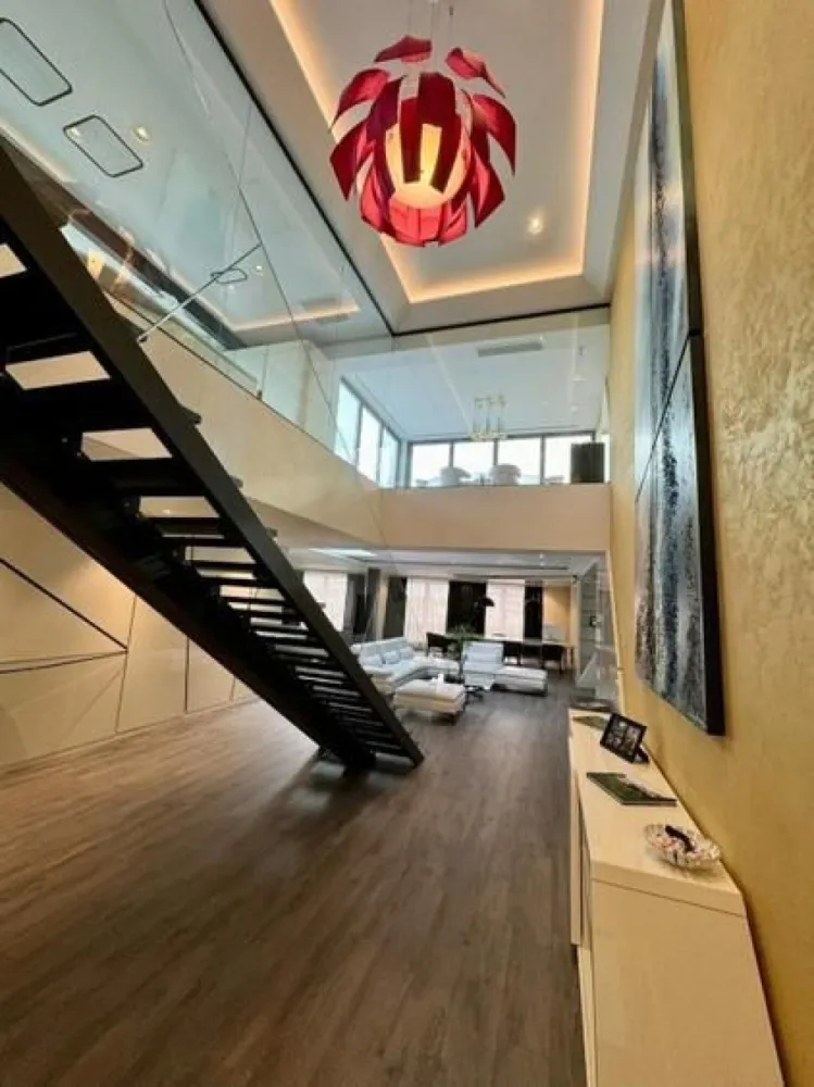 Penthouse Herastrau 116 terasa,mobilat si utilat loc de parcare si boxa subteran - Va propunem spre vanzare un penthouse duplex exclusivist cu 3 camere in zona Herastrau situat la etajul 5+6 intr-un bloc cu 6 etaje construit in anul 2005 si renovat complet in 2015 (proiect premiat in cadrul galei Elle ca cel mai bun proiect de design interior al anului). Apartamentul are o suprafata utila totala de de 500 mp impartiti egal pe 2 etaje (cu scara interioara). Partea de jos este compusa dintr-un living spatios, cu zona de dining, zona de bar, zona de lounge, semineu pe de o parte, o baie de serviciu si un un dormitor matrimonial deservit de baia proprie + dressing pe cealalta parte. Partea de sus este compusa dintr-o bucatarie open space, zona de dining , un dormitor secundar cu baie proprie, si o terasa generoasa amenajata partial cu gradina cu plante verzi, partial pavata cu deck si cu zona de luat masa la exterior. Apartamentul se vinde mobilat si utilat exact ca in poze, fiind ideal pentru mutare imediata. Pret de vanzare: 1.900.000 Euro negociabil (inclus un loc de parcare subteran si boxa adiacenta locului de parcare in suprafata de 4mp)