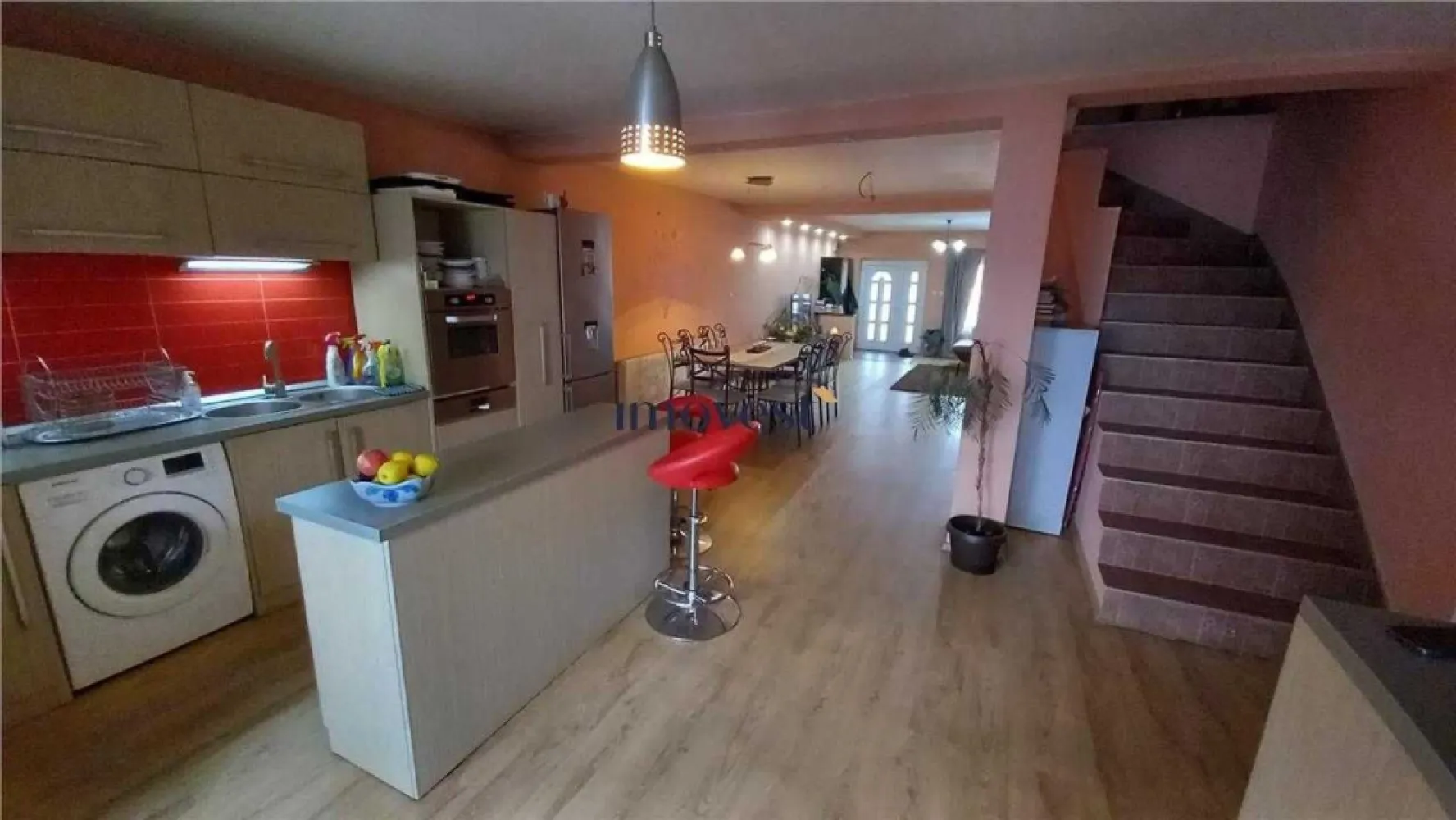 BRASADAS vinde casa tip duplex în zona CLOSCA. - BRASADAS vinde casa tip duplex, 145 m2, teren 250 m2, zona Closca Parter open space , living, dining, bucatarie , baie , terasa Etaj, 2 dormitoare, 1 baie nefinisata, beci si garaj sub toata casa