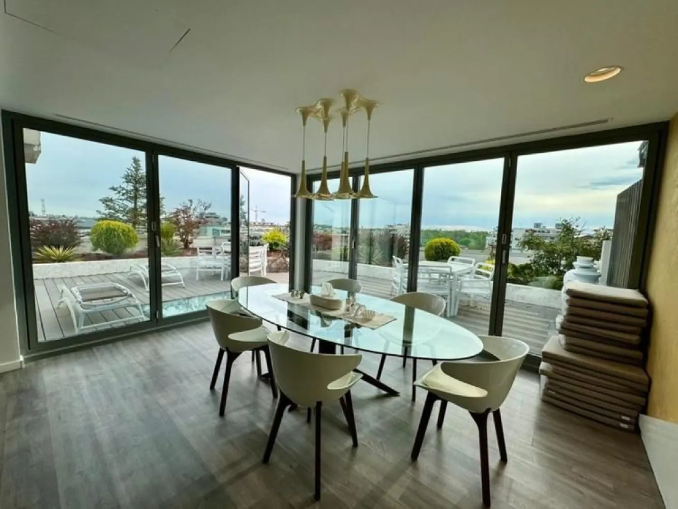 Penthouse Herastrau 116 terasa,mobilat si utilat loc de parcare si boxa subteran - Va propunem spre vanzare un penthouse duplex exclusivist cu 3 camere in zona Herastrau situat la etajul 5+6 intr-un bloc cu 6 etaje construit in anul 2005 si renovat complet in 2015 (proiect premiat in cadrul galei Elle ca cel mai bun proiect de design interior al anului). Apartamentul are o suprafata utila totala de de 500 mp impartiti egal pe 2 etaje (cu scara interioara). Partea de jos este compusa dintr-un living spatios, cu zona de dining, zona de bar, zona de lounge, semineu pe de o parte, o baie de serviciu si un un dormitor matrimonial deservit de baia proprie + dressing pe cealalta parte. Partea de sus este compusa dintr-o bucatarie open space, zona de dining , un dormitor secundar cu baie proprie, si o terasa generoasa amenajata partial cu gradina cu plante verzi, partial pavata cu deck si cu zona de luat masa la exterior. Apartamentul se vinde mobilat si utilat exact ca in poze, fiind ideal pentru mutare imediata. Pret de vanzare: 1.900.000 Euro negociabil (inclus un loc de parcare subteran si boxa adiacenta locului de parcare in suprafata de 4mp)
