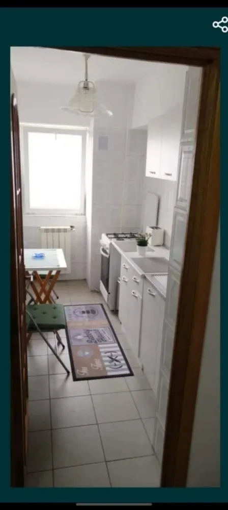 Închiriez Garsonieră Unirii - Ofer spre închiriere garsoniera decomandată, foarte bine compartimentată în spatele magazinului Unirea.Garsoniera este mobilată,se află la etajul 4 din 10, blocul este situat într o zonă foarte liniștită.Termopan,gresie, faianță, parchet, ușă metalică, mașină de spălat,aer condiționat, aragaz.