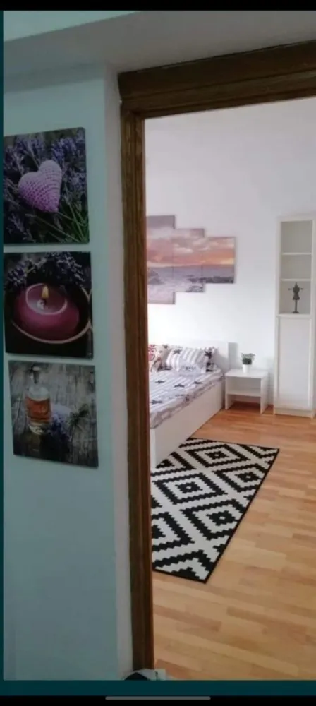 Închiriez Garsonieră Unirii - Ofer spre închiriere garsoniera decomandată, foarte bine compartimentată în spatele magazinului Unirea.Garsoniera este mobilată,se află la etajul 4 din 10, blocul este situat într o zonă foarte liniștită.Termopan,gresie, faianță, parchet, ușă metalică, mașină de spălat,aer condiționat, aragaz.