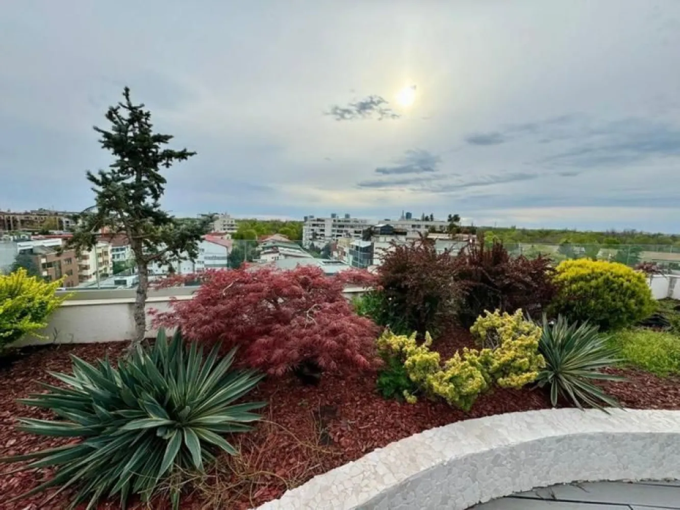 Penthouse Herastrau 116 terasa,mobilat si utilat loc de parcare si boxa subteran - Va propunem spre vanzare un penthouse duplex exclusivist cu 3 camere in zona Herastrau situat la etajul 5+6 intr-un bloc cu 6 etaje construit in anul 2005 si renovat complet in 2015 (proiect premiat in cadrul galei Elle ca cel mai bun proiect de design interior al anului). Apartamentul are o suprafata utila totala de de 500 mp impartiti egal pe 2 etaje (cu scara interioara). Partea de jos este compusa dintr-un living spatios, cu zona de dining, zona de bar, zona de lounge, semineu pe de o parte, o baie de serviciu si un un dormitor matrimonial deservit de baia proprie + dressing pe cealalta parte. Partea de sus este compusa dintr-o bucatarie open space, zona de dining , un dormitor secundar cu baie proprie, si o terasa generoasa amenajata partial cu gradina cu plante verzi, partial pavata cu deck si cu zona de luat masa la exterior. Apartamentul se vinde mobilat si utilat exact ca in poze, fiind ideal pentru mutare imediata. Pret de vanzare: 1.900.000 Euro negociabil (inclus un loc de parcare subteran si boxa adiacenta locului de parcare in suprafata de 4mp)