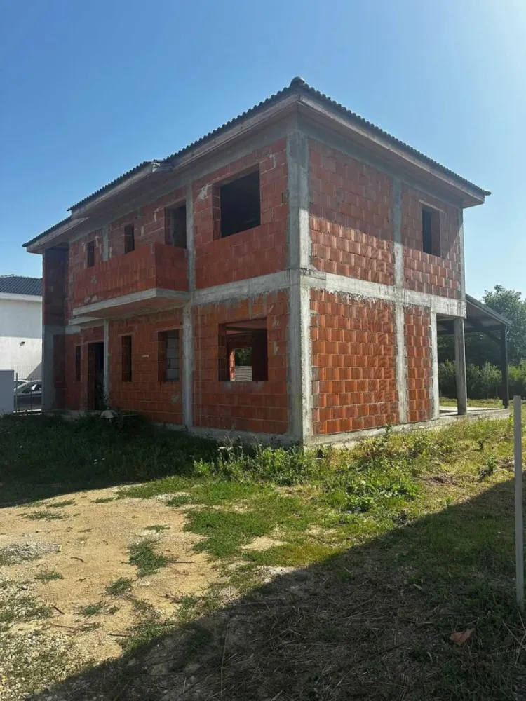 Casa P+1 in Martinesti - Prima poză este doar ilustrativă, arătând cum va arăta într-un stadiu mai avansat. Se vinde in stadiul de rosu interior si exterior. Casa P+1 situata in cartierul Iris 2 din Martinesti in suprafata de 140mp utili + terasa/garaj de 21 mp terasa. Casa se afla la 15 min de centrul orasului Satu Mare, vis-a-vis de salonul de nunti Infinity Ballroom. Imobilull este alcatuit din : Parter: living open space cu bucatarie si dining, baie si spatiu de depozitare si o mini terasa cu acces din living Etaj: 3 dormitoare, un master bedroom cu baie si dressing propriu, baie, fiecare dormitor are balcon ,trapa de intrare in pod. Se vinde in stadiul de rosu interior si exterior. Prima poză este DOAR ilustrativă, arătând cum va arăta în stadiul finisat. Acoperisul din tigla de beton marca Nova Top. Utilitati: apa,gaz,curent,canalizare, cablu TV si internet DIGI Suprafata teren: aprox. 600mp Gabriela - [0745] [230] [708]