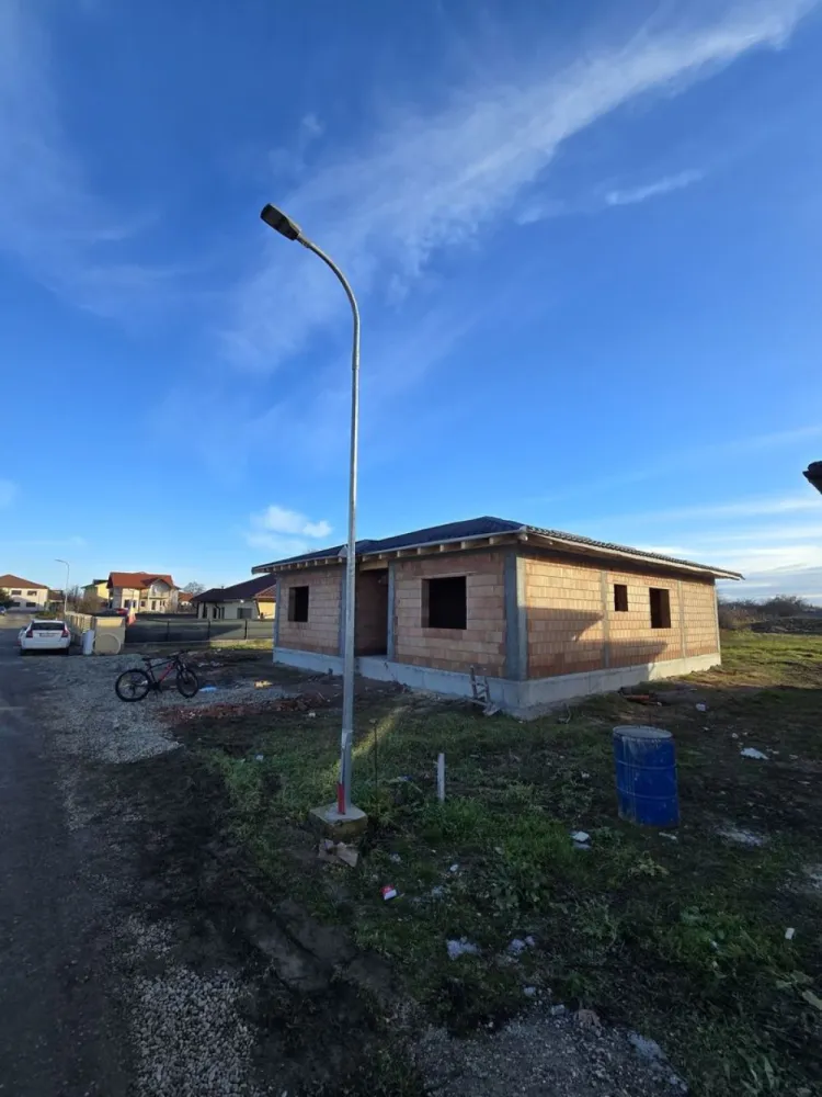 Casa 152m 6.20 arii Martinesti centru teren 22m front chiar toate util - Vând casa pe strada Werner Martinesti 152 m cu toate utilitățile în fața inclusiv internet și inluminat stradal casa este la rosu bucătărie f mare cu cămară un living generos 3 dormitoare 2 bai terasa de exterior curte foarte mare teren 6.20 arii cu 22m front. Cele 2 poze sunt ca model. Mai multe detalii la tel.07******84. Prețul este in euro!!! 88500 euro negociabil.