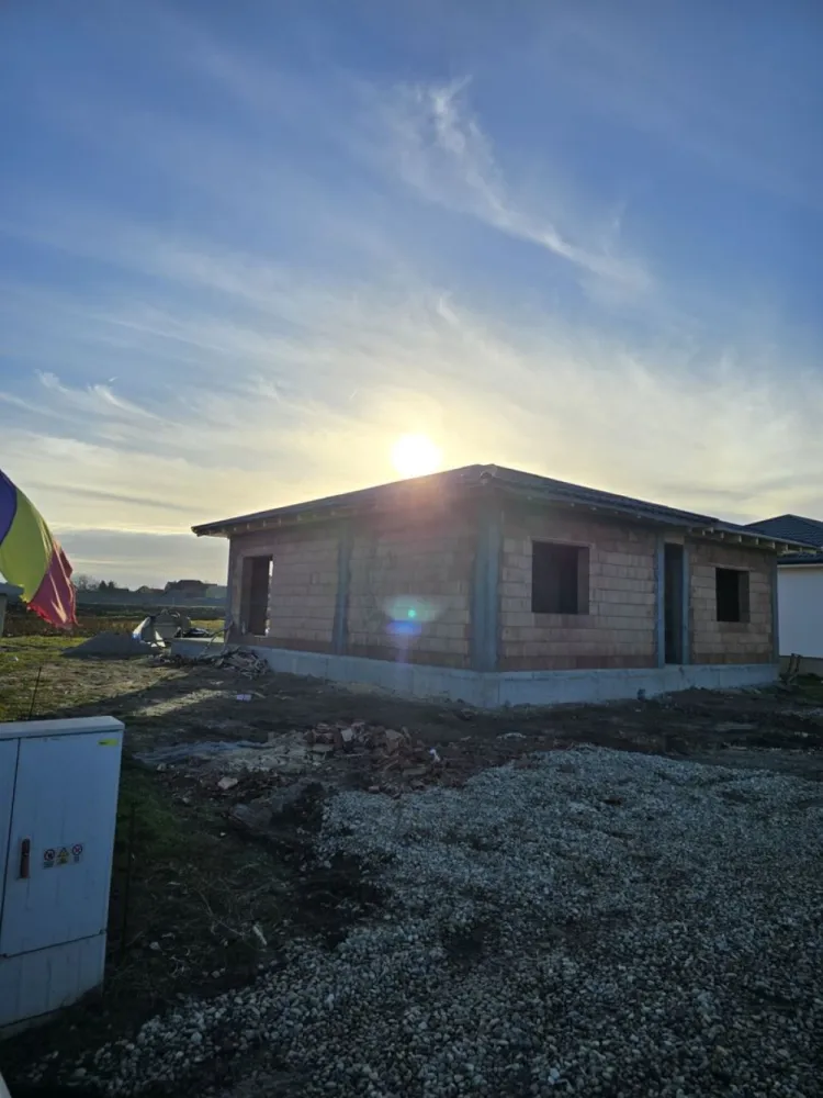 Casa 152m 6.20 arii Martinesti centru teren 22m front chiar toate util - Vând casa pe strada Werner Martinesti 152 m cu toate utilitățile în fața inclusiv internet și inluminat stradal casa este la rosu bucătărie f mare cu cămară un living generos 3 dormitoare 2 bai terasa de exterior curte foarte mare teren 6.20 arii cu 22m front. Cele 2 poze sunt ca model. Mai multe detalii la tel.07******84. Prețul este in euro!!! 88500 euro negociabil.