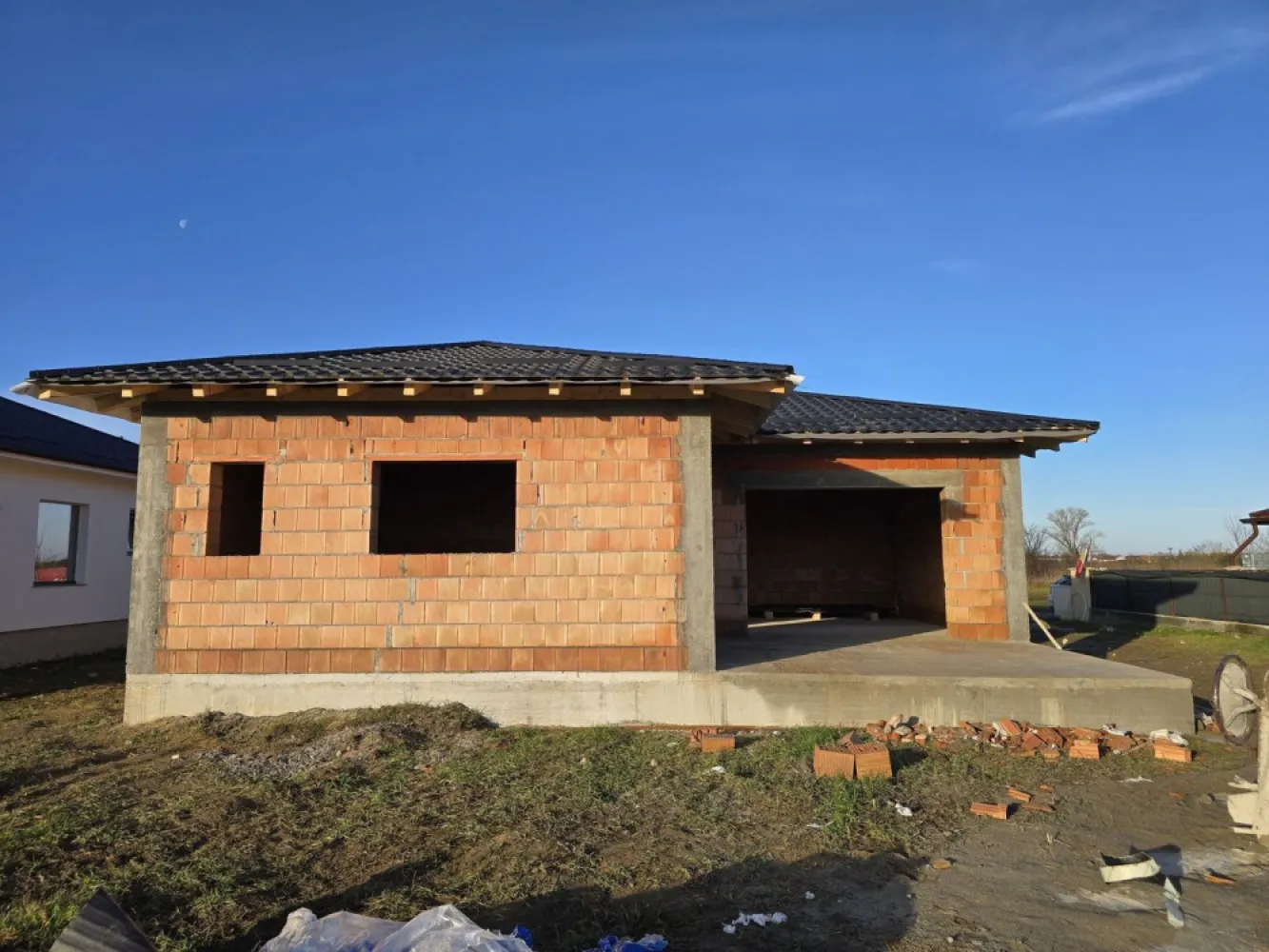 Casa 152m 6.20 arii Martinesti centru teren 22m front chiar toate util - Vând casa pe strada Werner Martinesti 152 m cu toate utilitățile în fața inclusiv internet și inluminat stradal casa este la rosu bucătărie f mare cu cămară un living generos 3 dormitoare 2 bai terasa de exterior curte foarte mare teren 6.20 arii cu 22m front. Cele 2 poze sunt ca model. Mai multe detalii la tel.07******84. Prețul este in euro!!! 88500 euro negociabil.