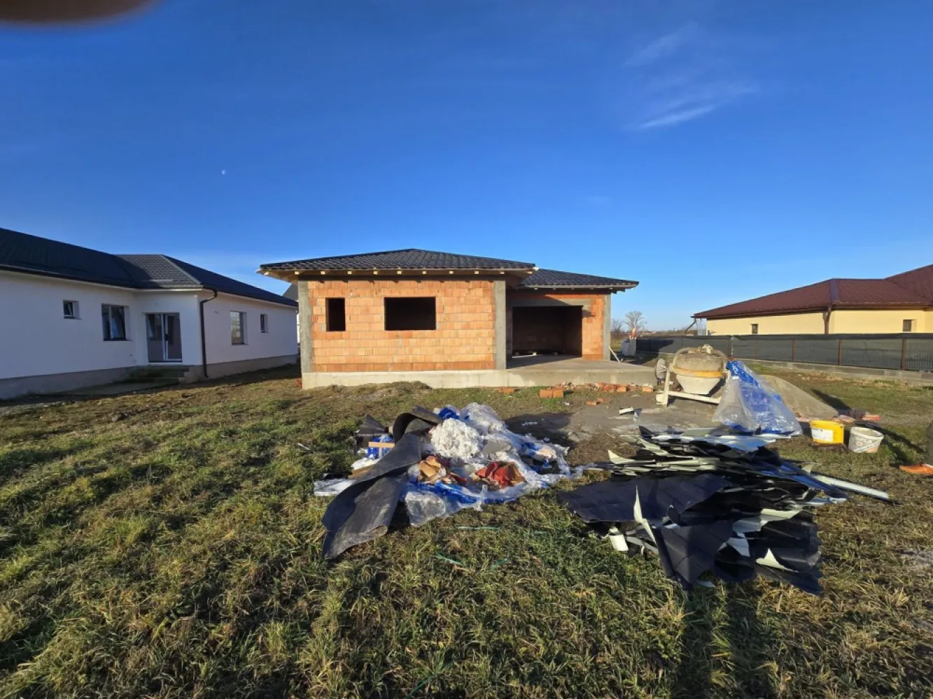 Casa 152m 6.20 arii Martinesti centru teren 22m front chiar toate util - Vând casa pe strada Werner Martinesti 152 m cu toate utilitățile în fața inclusiv internet și inluminat stradal casa este la rosu bucătărie f mare cu cămară un living generos 3 dormitoare 2 bai terasa de exterior curte foarte mare teren 6.20 arii cu 22m front. Cele 2 poze sunt ca model. Mai multe detalii la tel.07******84. Prețul este in euro!!! 88500 euro negociabil.