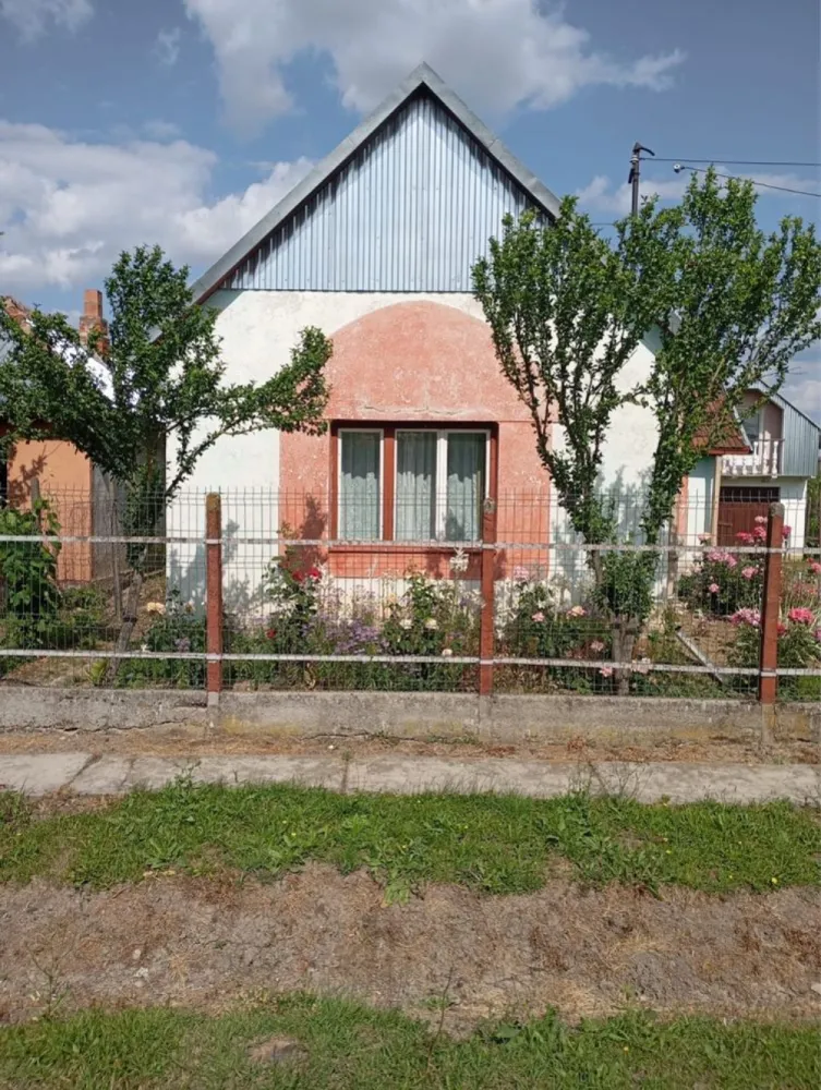 Casă de vânzare in Ardud - Casă bătrânească de vânzare în orașul Ardud, în apropiere de centrul orașului cu un teren aferent de 14 ari, casa necesită renovare, pentru mai multe detalii sunați la nr de telefon 07******56
