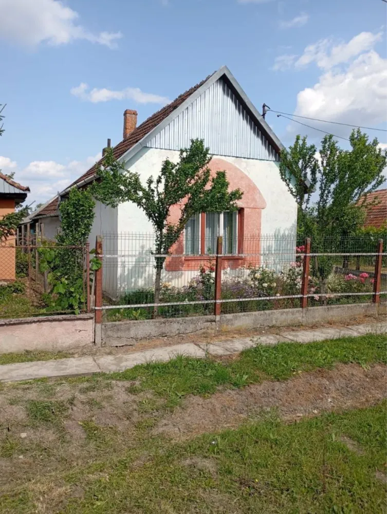 Casă de vânzare in Ardud - Casă bătrânească de vânzare în orașul Ardud, în apropiere de centrul orașului cu un teren aferent de 14 ari, casa necesită renovare, pentru mai multe detalii sunați la nr de telefon 07******56