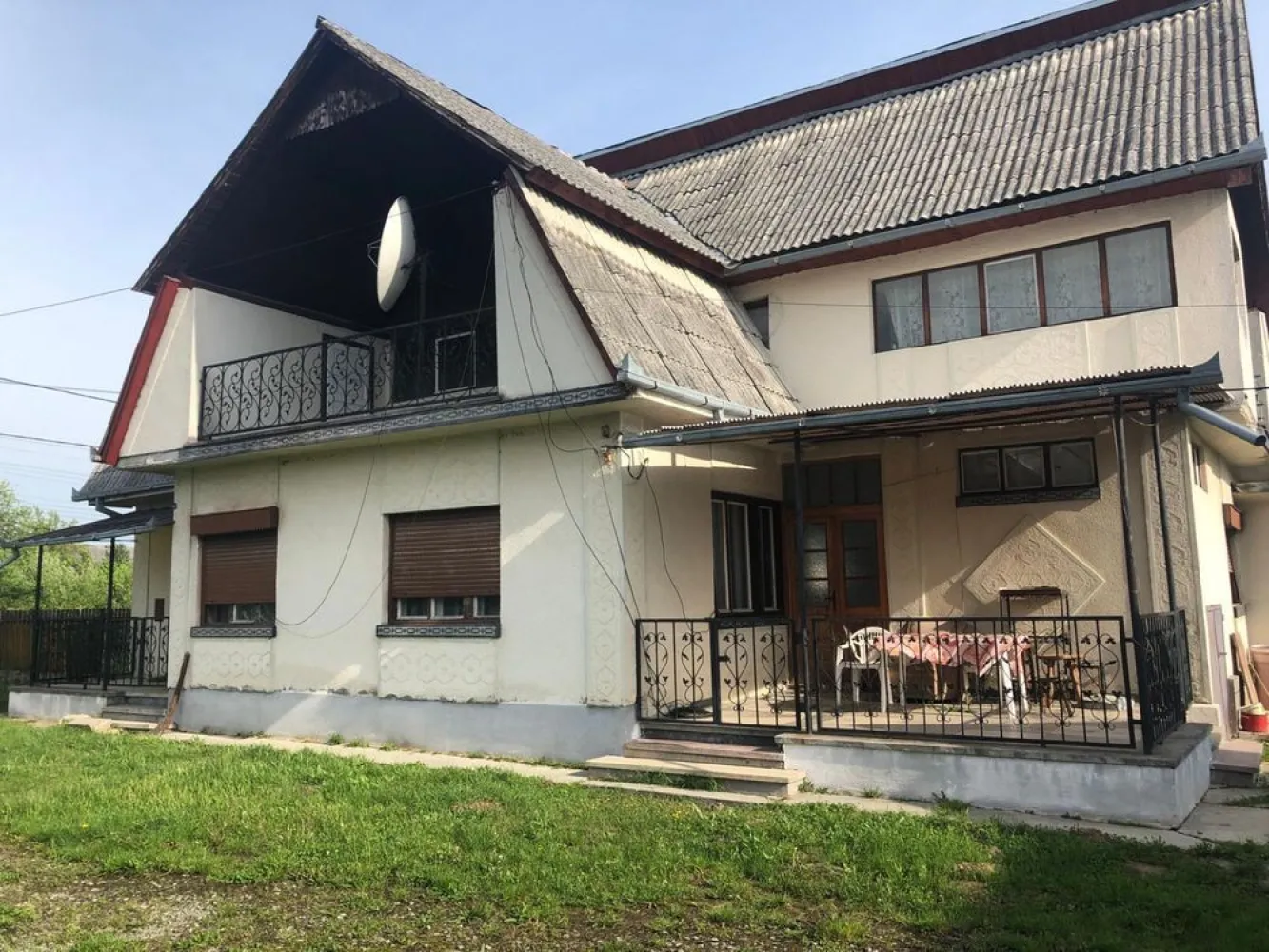 Casa de vanzare in loc. Crucisor - Vând casă 178mp total teren 84 ari canalizare gaz apă rețea curen cu anexe șură,bucătărie de vară două garaje ,depozit 147mp balta de pescuit în com Crucisor, loc. Crucisor, Jud Satu Mare tel 07******79 preț 79000euro, negociabil