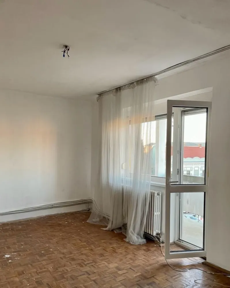 BRASADAS vinde ap 2 cam etaj 4/4 Calea Traian. - Agenția imobiliara BRASADAS vinde apartament central, 2 camere, etaj 4/4 , semidecomandat, baie cu geam , cămară, balcon, geamuri termopan. www.brasadas.com.