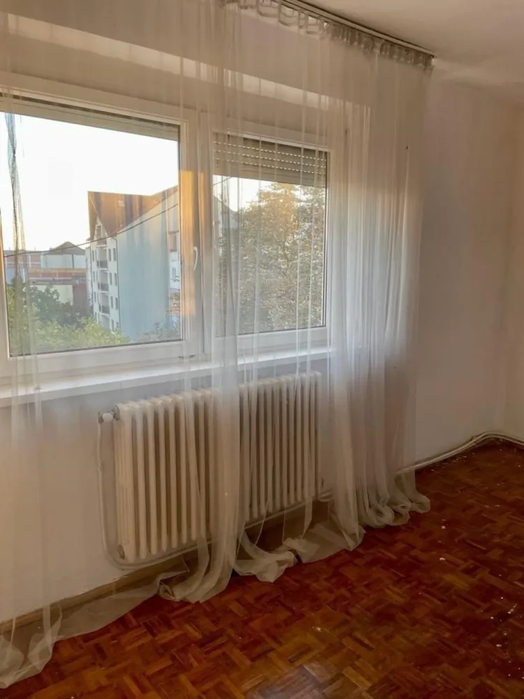 BRASADAS vinde ap 2 cam etaj 4/4 Calea Traian. - Agenția imobiliara BRASADAS vinde apartament central, 2 camere, etaj 4/4 , semidecomandat, baie cu geam , cămară, balcon, geamuri termopan. www.brasadas.com.