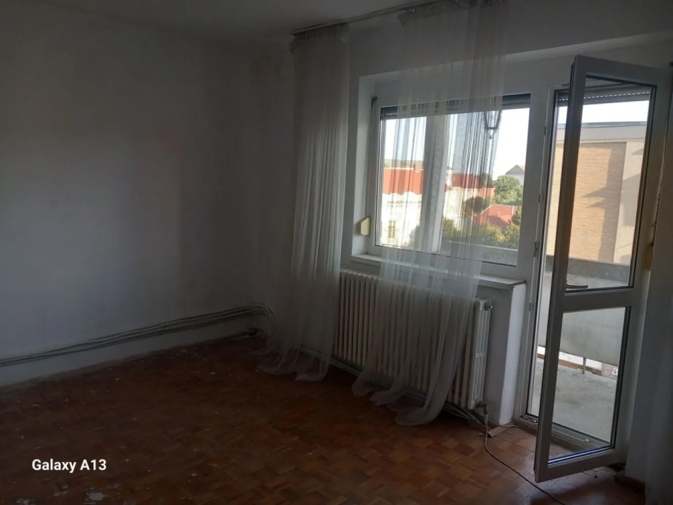 BRASADAS vinde ap 2 cam etaj 4/4 Calea Traian. - Agenția imobiliara BRASADAS vinde apartament central, 2 camere, etaj 4/4 , semidecomandat, baie cu geam , cămară, balcon, geamuri termopan. www.brasadas.com.