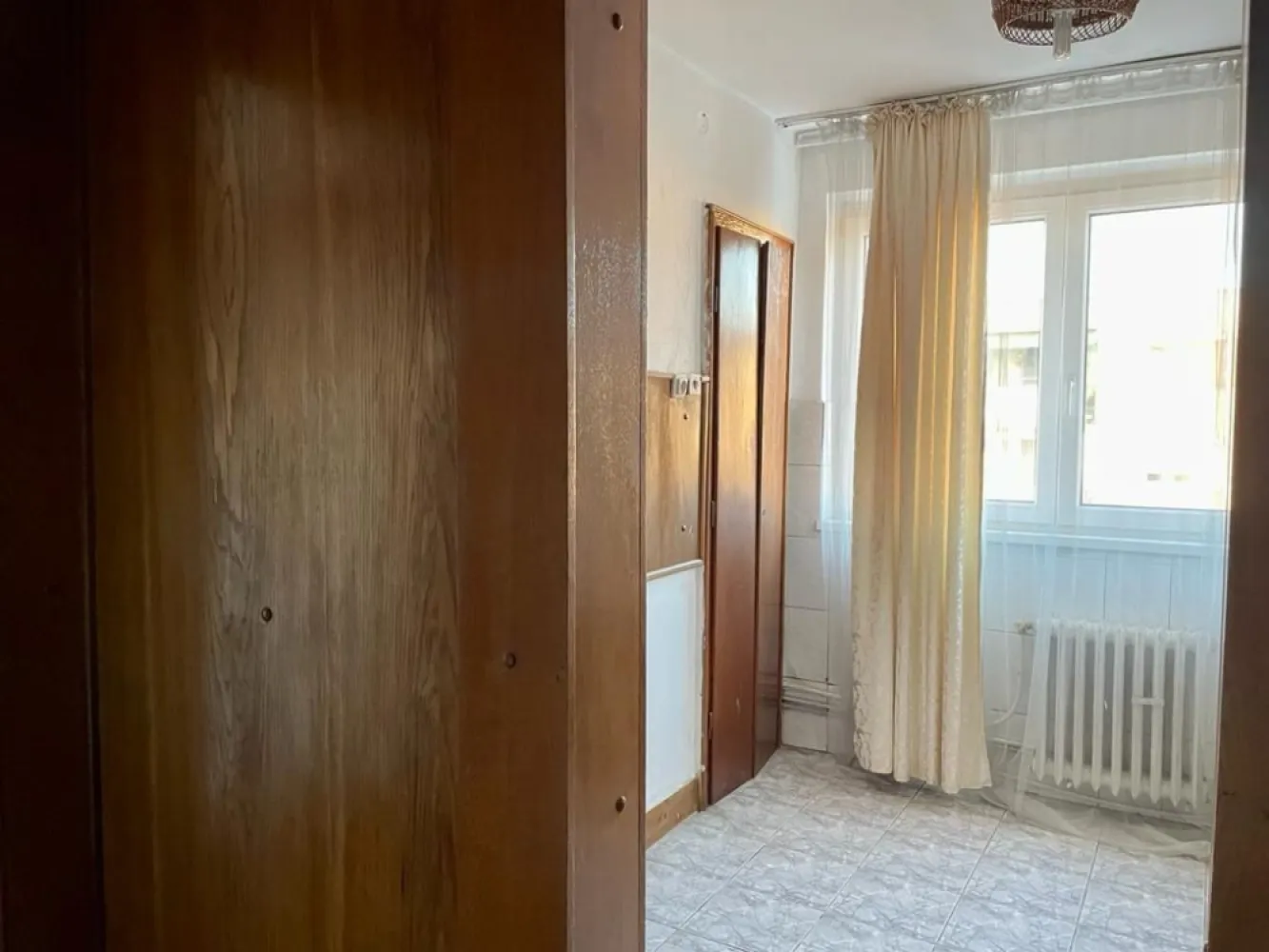 BRASADAS vinde ap 2 cam etaj 4/4 Calea Traian. - Agenția imobiliara BRASADAS vinde apartament central, 2 camere, etaj 4/4 , semidecomandat, baie cu geam , cămară, balcon, geamuri termopan. www.brasadas.com.