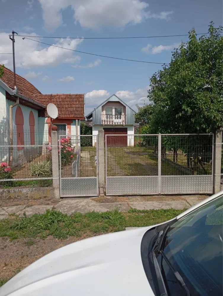 Casă de vânzare in Ardud - Casă bătrânească de vânzare în orașul Ardud, în apropiere de centrul orașului cu un teren aferent de 14 ari, casa necesită renovare, pentru mai multe detalii sunați la nr de telefon 07******56