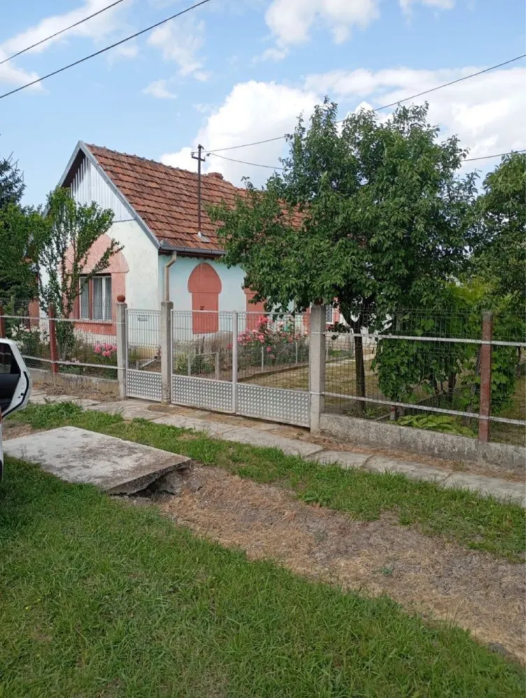 Casă de vânzare in Ardud - Casă bătrânească de vânzare în orașul Ardud, în apropiere de centrul orașului cu un teren aferent de 14 ari, casa necesită renovare, pentru mai multe detalii sunați la nr de telefon 07******56