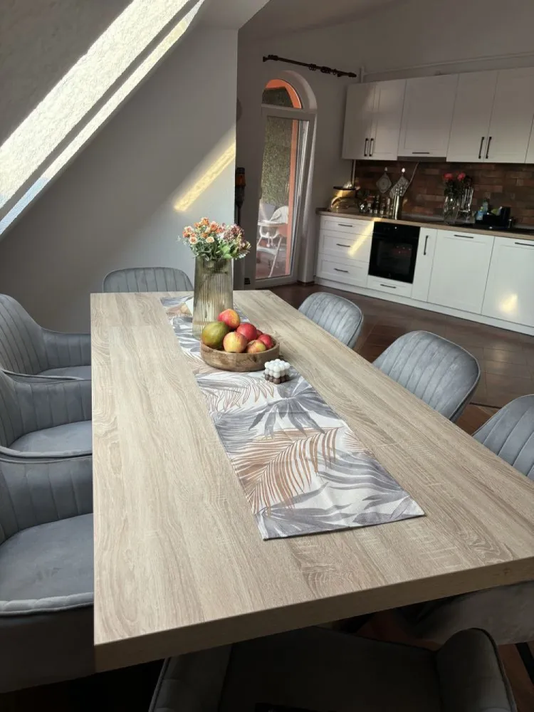 BRASADAS vinde ap 3 cam etaj 4/4 zona Baritiu. - Agenția imobiliara BRASADAS vinde apartament de excepție, amplasat la etajul 4 al unui imobil modern, construit în 2006, cu acoperiș din țiglă și izolație exterioară de calitate. Această proprietate impresionează prin spațiul generos, designul rafinat și luminozitatea naturală care îmbracă fiecare încăpere. Specificații și beneficii: Suprafață totală: 117 mp. Compartimentare inteligentă: 3 camere bine proporționate: 2 dormitoare, dintre care unul beneficiază de baie proprie pentru intimitate sporită; Living și bucătărie open-space, un spațiu aerisit, perfect pentru socializare; 2 băi elegante, dotate modern; Balcon intim pentru momentele de relaxare; Debara și spațiu de depozitare, integrate discret; Hol generos, ce adaugă un plus de rafinament și funcționalitate. Confort termic asigurat de centrala proprie pe gaz, calorifere eficiente și geamuri termopan de înaltă calitate. Detalii suplimentare: Loc de parcare privat în curtea imobilului. Scară imaculată și întreținută cu grijă. Poziționare excelentă, aproape de facilități esențiale și zone de interes. Acest apartament îmbină perfect luxul și funcționalitatea, fiind o alegere ideală pentru cei care își doresc un spațiu elegant, confortabil și primitor. www.brasadas.com.