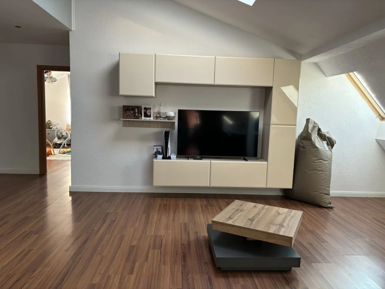 BRASADAS vinde ap 3 cam etaj 4/4 zona Baritiu. - Agenția imobiliara BRASADAS vinde apartament de excepție, amplasat la etajul 4 al unui imobil modern, construit în 2006, cu acoperiș din țiglă și izolație exterioară de calitate. Această proprietate impresionează prin spațiul generos, designul rafinat și luminozitatea naturală care îmbracă fiecare încăpere. Specificații și beneficii: Suprafață totală: 117 mp. Compartimentare inteligentă: 3 camere bine proporționate: 2 dormitoare, dintre care unul beneficiază de baie proprie pentru intimitate sporită; Living și bucătărie open-space, un spațiu aerisit, perfect pentru socializare; 2 băi elegante, dotate modern; Balcon intim pentru momentele de relaxare; Debara și spațiu de depozitare, integrate discret; Hol generos, ce adaugă un plus de rafinament și funcționalitate. Confort termic asigurat de centrala proprie pe gaz, calorifere eficiente și geamuri termopan de înaltă calitate. Detalii suplimentare: Loc de parcare privat în curtea imobilului. Scară imaculată și întreținută cu grijă. Poziționare excelentă, aproape de facilități esențiale și zone de interes. Acest apartament îmbină perfect luxul și funcționalitatea, fiind o alegere ideală pentru cei care își doresc un spațiu elegant, confortabil și primitor. www.brasadas.com.