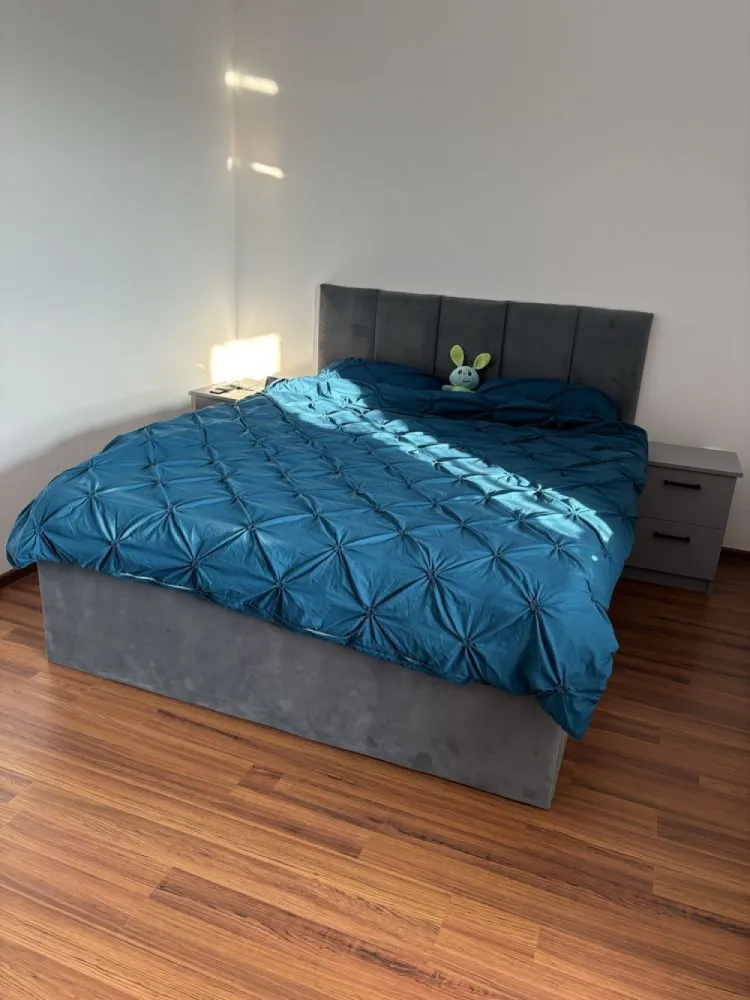BRASADAS vinde ap 3 cam etaj 4/4 zona Baritiu. - Agenția imobiliara BRASADAS vinde apartament de excepție, amplasat la etajul 4 al unui imobil modern, construit în 2006, cu acoperiș din țiglă și izolație exterioară de calitate. Această proprietate impresionează prin spațiul generos, designul rafinat și luminozitatea naturală care îmbracă fiecare încăpere. Specificații și beneficii: Suprafață totală: 117 mp. Compartimentare inteligentă: 3 camere bine proporționate: 2 dormitoare, dintre care unul beneficiază de baie proprie pentru intimitate sporită; Living și bucătărie open-space, un spațiu aerisit, perfect pentru socializare; 2 băi elegante, dotate modern; Balcon intim pentru momentele de relaxare; Debara și spațiu de depozitare, integrate discret; Hol generos, ce adaugă un plus de rafinament și funcționalitate. Confort termic asigurat de centrala proprie pe gaz, calorifere eficiente și geamuri termopan de înaltă calitate. Detalii suplimentare: Loc de parcare privat în curtea imobilului. Scară imaculată și întreținută cu grijă. Poziționare excelentă, aproape de facilități esențiale și zone de interes. Acest apartament îmbină perfect luxul și funcționalitatea, fiind o alegere ideală pentru cei care își doresc un spațiu elegant, confortabil și primitor. www.brasadas.com.