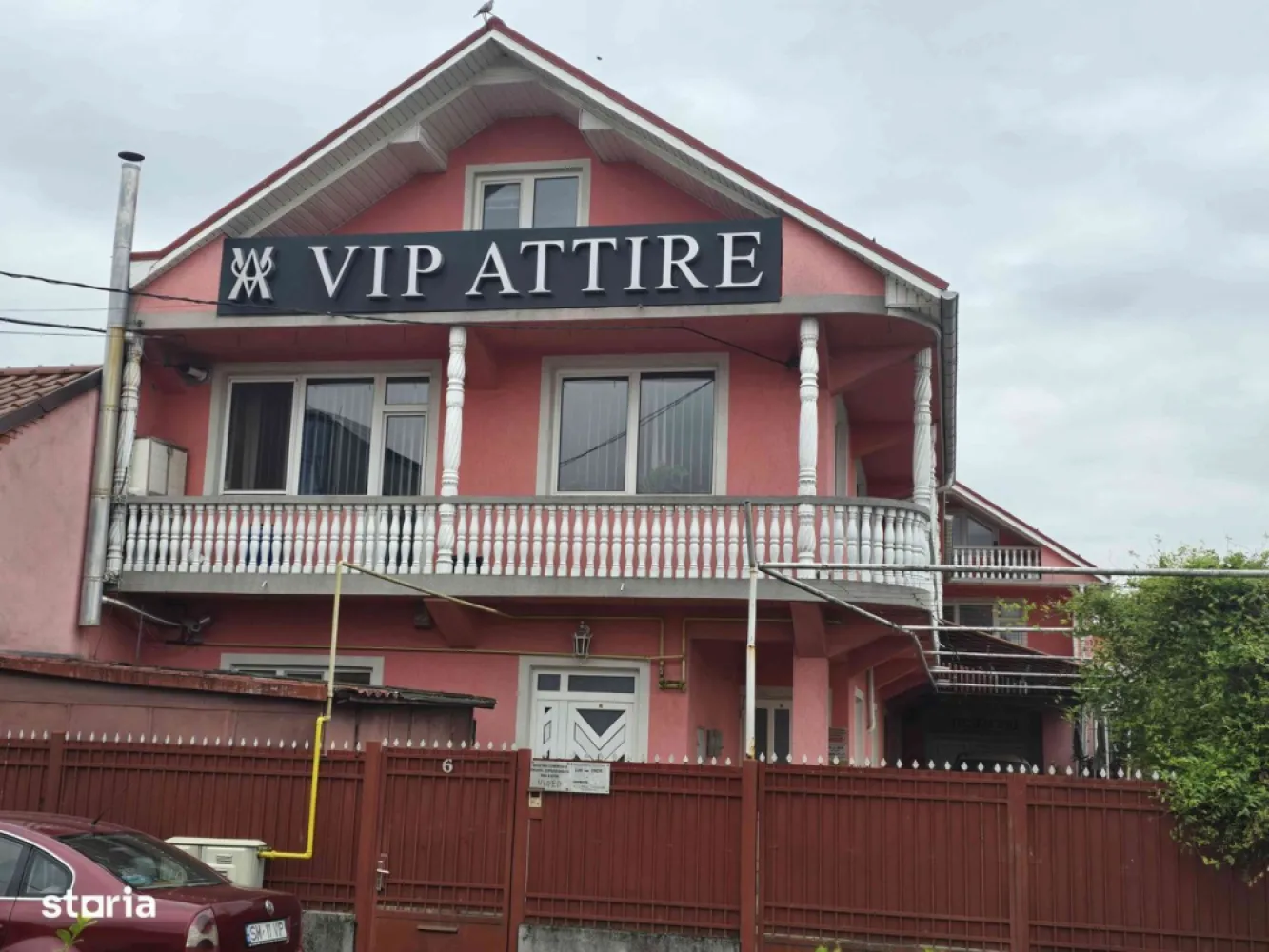 BRASADAS vinde casa pentru locuinta sau activitate comercială. - De vânzare: Imobil mixt – ideal pentru locuit și afacere, situat într-o zonă bună a orașului.Se oferă spre vânzare un imobil compartimentat astfel:- *Parter* – 260 mp, amenajat sub formă de *secție de producție*, potrivit pentru activități comerciale sau industriale.- *Etaj + mansardă* – 451 mp, dintre care *o parte din etaj și întreaga mansardă* sunt amenajate pentru *locuință*.- *Suprafață totală construită:* 305 mp- *Suprafață totală teren (curte):* 476 mpImobilul este *împărțit între doi proprietari*, ambii fiind *de acord cu vânzarea*.Clădirea a fost utilizată anterior ca *fabrică* și este racordată la *curent trifazic*. Spațiul oferă multiple opțiuni: producție, birouri, depozitare, spații comerciale sau locuință multifamilială. Www.brasadas.com.