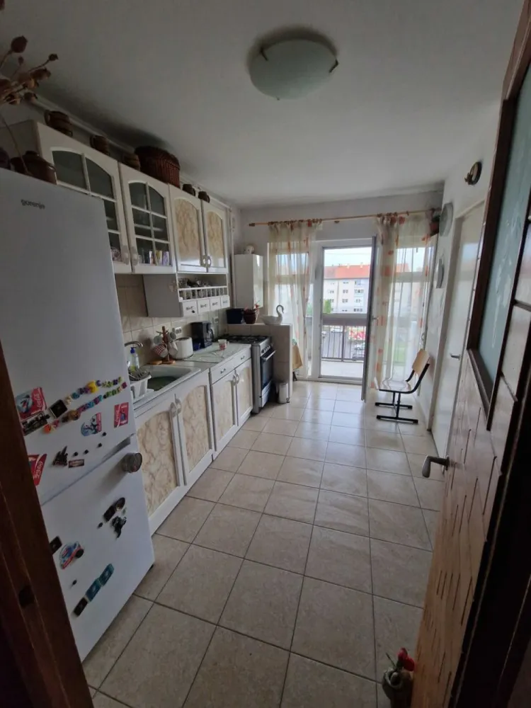 BRASADAS vinde ap 3 cam RENOVAT etaj 4/4 Carpati 2. - Agenția imobiliara BRASADAS vinde apartament cu 3 camere, decomandat : 2 bai si beci, situat in Carpati 2, intr-o zona linistita, la etajul 4 din 4 cu acoperis recent renovat. www.brasadas.com.
