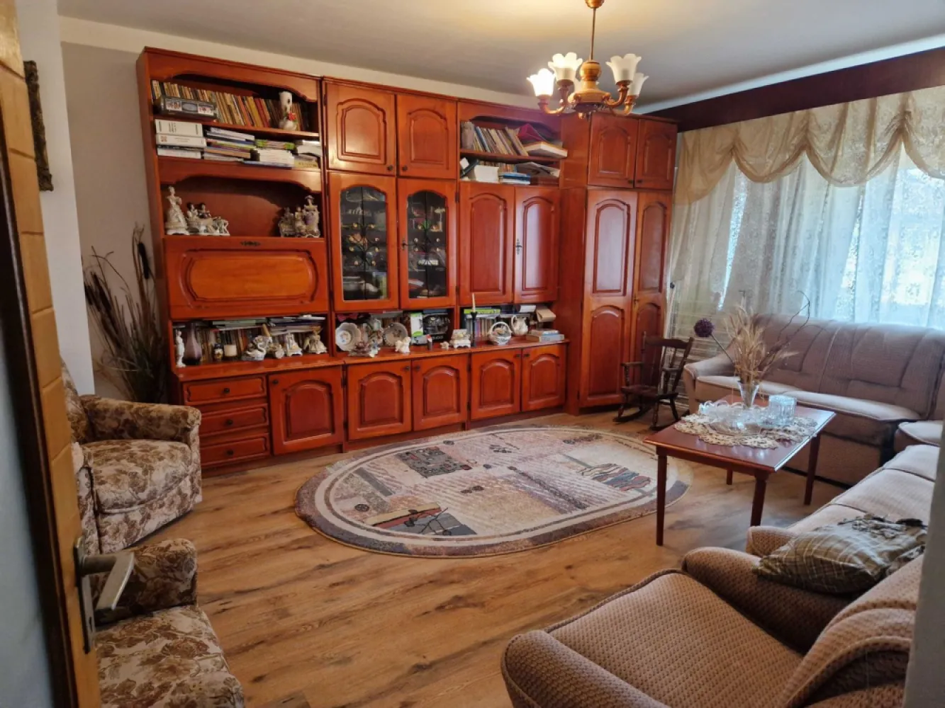 BRASADAS vinde ap 3 cam RENOVAT etaj 4/4 Carpati 2. - Agenția imobiliara BRASADAS vinde apartament cu 3 camere, decomandat : 2 bai si beci, situat in Carpati 2, intr-o zona linistita, la etajul 4 din 4 cu acoperis recent renovat. www.brasadas.com.