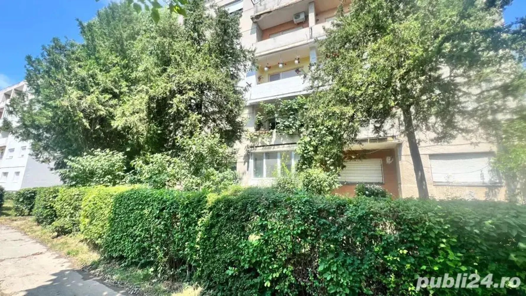 BRASADAS vinde ap 3 cam etaj 1/4 Careiului. - Agenția imobiliara BRASADAS vinde apartament cu camere la etajul 1/4 pe Careiului. Bloc din caramida, 84 mp Privileste spre curte, zona linistita, interfon. Usa intrare metalica Centrala pe gaz Aer conditionat Beci Garaj www.brasadas.com.