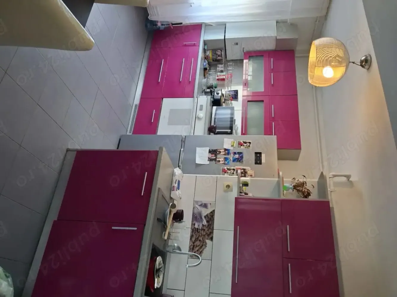 BRASADAS vinde ap 2 cam etaj 4/4 in zona CENTRALA. - Agenția imobiliara BRASADAS vinde apartament spațios și bine compartimentat, cu 3 camere, situat într-o zonă semicentrală, ideal pentru o familie sau ca investiție ! Se accepta si schimburi cu o casa plus diferenta din partea nostra ! Suprafață utilă: 66 mp Etaj 4/4 bloc din cărămidă, cu acoperiș (fără infiltrații) Compartimentare: semidecomandat spațiu optim între camere Încălzire: microcentrală nouă eficiență și economie Confort: 3 aparate de aer condiționat, pentru climat ideal tot timpul anului Balcon inclus perfect pentru relaxare sau depozitare Apartamentul este luminos, bine întreținut și se află într-un imobil solid, într-o zonă cu acces rapid către centru, școli, magazine și mijloace de transport. www.brasadas.com.