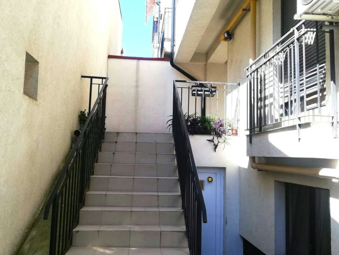 Garsonieră, modernă, 2 minute de Unirii, bloc nou, Mitropolit Dosoftei - Proprietar. Vând garsonieră modernă, mobilată și utilată, str. Mitropolitul Dosoftei din București, la 2 minute de Unirii, cu o suprafață utilă 30 mp, situată la etajul 1/3, într-un bloc cu o singură scară, construit în 2016, într-o zonă liniștită pe o stradă secundară, la 2 min de Parcul Carol și 5 minute de Parcul Tineretului, 8 minute de mers pe jos până la metrou Unirii, Tineretului și Eroii Revoluției. Apartamentul dispune de centrală termică proprie, balcon, izolație termică exterior și interior, ușă metalică la intrare, bucătărie închisă, complet utilată și mobilată, baie cu duș și ventilație. Scara este foarte curată, cu vecini civilizați. Costurile de întreținere sunt foarte mici. Garsoniera dispune de o boxă de 2 mp la demisol. Intrarea în incintă este închisă cu poartă. Zonă verde de case, foarte liniștită, lângă parcuri, dar și aproape de centrul orașului, lângă școli și magazine. Apartamentul beneficiază de o poziție excelentă, în centrul Capitalei, cu acces rapid, atât pe jos, cât și cu mijloacele de transport în comun sau mașina către puncte des comun: Piața Unirii, Palatul Parlamentului, Catedrala Mântuirii Neamului, Universitatea București, săli de sport, școli, farmacii etc. Ușor negociabil. Se acceptă și credit ipotecar. Proprietar unic, acte la zi. Ideal pentru locuință proprie sau investiție. Eliberare imediată. Telefon contact pentru detalii și programări vizionare Stefania (proprietar): 07******70. Răspund rapid și pe WhatsApp.