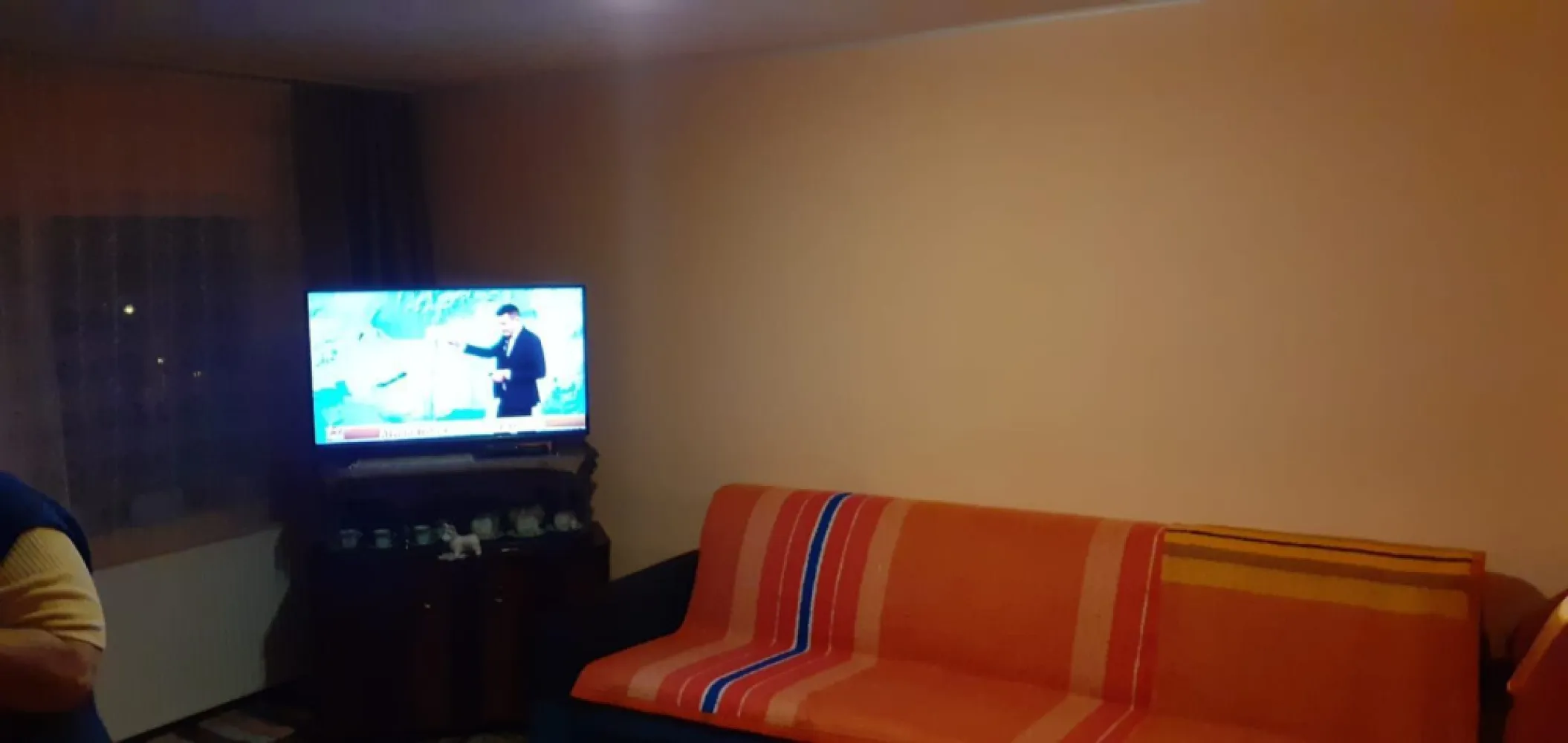 BRASADAS vinde ap 3 cam etaj 4/4 lângă Economic. - Agenția imobiliara BRASADAS vinde apartament aproape de centru mai exact langa liceul Economic. Apartamentul este compartimentat astfel : 3 camere , 2 bai , bucătărie mare cu cămară, hol mare, boxa beci uscat, acoperiș din construcție întreținut corespunzător, centrala Ferroli cu țevi de cupru. www.brasadas.com.