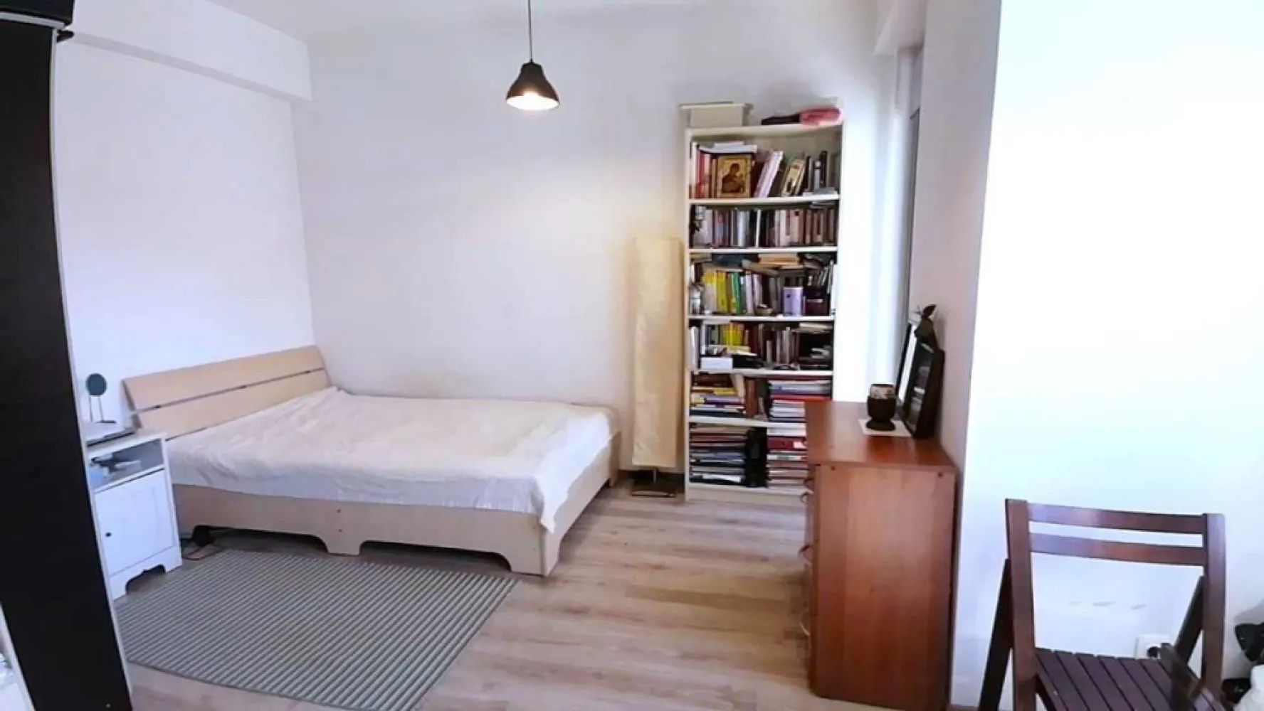 Garsonieră, modernă, 2 minute de Unirii, bloc nou, Mitropolit Dosoftei - Proprietar. Vând garsonieră modernă, mobilată și utilată, str. Mitropolitul Dosoftei din București, la 2 minute de Unirii, cu o suprafață utilă 30 mp, situată la etajul 1/3, într-un bloc cu o singură scară, construit în 2016, într-o zonă liniștită pe o stradă secundară, la 2 min de Parcul Carol și 5 minute de Parcul Tineretului, 8 minute de mers pe jos până la metrou Unirii, Tineretului și Eroii Revoluției. Apartamentul dispune de centrală termică proprie, balcon, izolație termică exterior și interior, ușă metalică la intrare, bucătărie închisă, complet utilată și mobilată, baie cu duș și ventilație. Scara este foarte curată, cu vecini civilizați. Costurile de întreținere sunt foarte mici. Garsoniera dispune de o boxă de 2 mp la demisol. Intrarea în incintă este închisă cu poartă. Zonă verde de case, foarte liniștită, lângă parcuri, dar și aproape de centrul orașului, lângă școli și magazine. Apartamentul beneficiază de o poziție excelentă, în centrul Capitalei, cu acces rapid, atât pe jos, cât și cu mijloacele de transport în comun sau mașina către puncte des comun: Piața Unirii, Palatul Parlamentului, Catedrala Mântuirii Neamului, Universitatea București, săli de sport, școli, farmacii etc. Ușor negociabil. Se acceptă și credit ipotecar. Proprietar unic, acte la zi. Ideal pentru locuință proprie sau investiție. Eliberare imediată. Telefon contact pentru detalii și programări vizionare Stefania (proprietar): 07******70. Răspund rapid și pe WhatsApp.