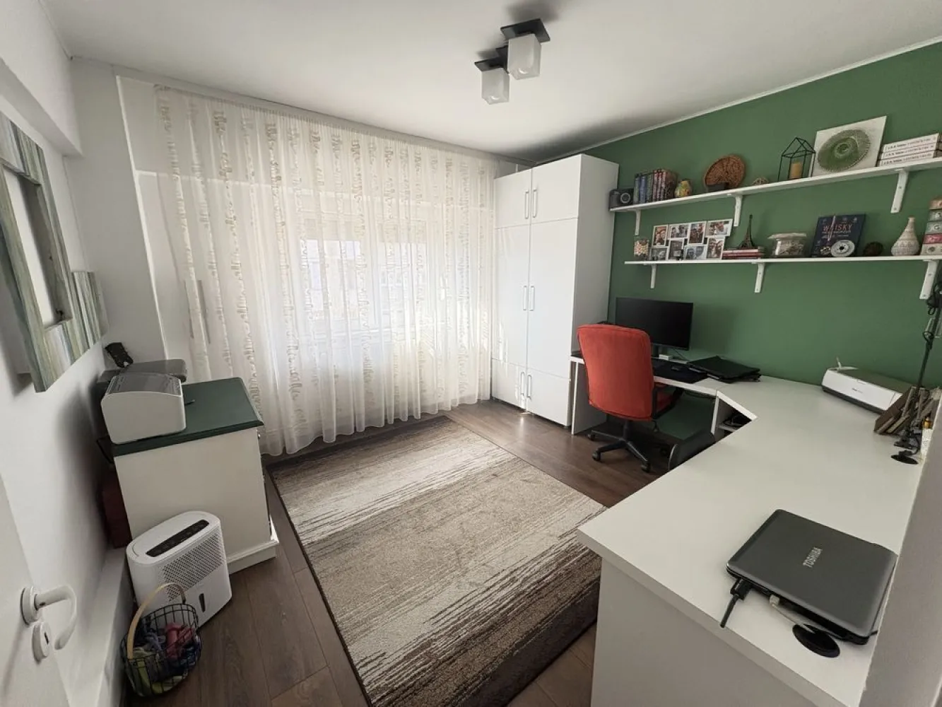 Apartament 4 camere - De vanzare apartament cu 4 camere cu suprafata de 92 mp, cu acoperis din tabla, zona str. Careiului la etajul 4/4, bloc din BCA. Apartamentul are camerele decomandate, cu hol central spatios, 2 bai, 1 balcon inchis, geamuri termopane, jaluzele din aluminiu cu plase de insecte incorporate, 1 depozit cu intrarea din casa scarii si boxa beci de 10mp. - Se vinde utilat și mobilat complet - Centrala termica noua, aer conditionat, masina de spalat, masina de spalat vase, plita pe gaz, cuptor electric, hota, combina frigorifica Pret: 97.000 € negociabil