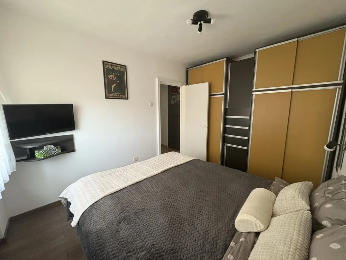 Apartament 4 camere - De vanzare apartament cu 4 camere cu suprafata de 92 mp, cu acoperis din tabla, zona str. Careiului la etajul 4/4, bloc din BCA. Apartamentul are camerele decomandate, cu hol central spatios, 2 bai, 1 balcon inchis, geamuri termopane, jaluzele din aluminiu cu plase de insecte incorporate, 1 depozit cu intrarea din casa scarii si boxa beci de 10mp. - Se vinde utilat și mobilat complet - Centrala termica noua, aer conditionat, masina de spalat, masina de spalat vase, plita pe gaz, cuptor electric, hota, combina frigorifica Pret: 97.000 € negociabil