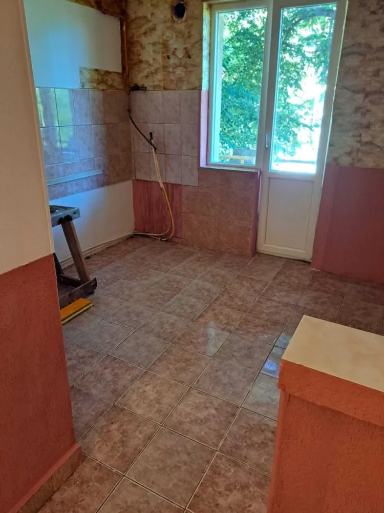 BRASADAS vinde Garsoniera lux, 37 mp, Zona Ostrovului - Agenția imobiliara BRASADAS vinde garsonieră lux cu o suprafață totală de 37 mp la etajul 1. Compus din camera mare decomandata și luminoasă, bucatarie, baie, hol și balcon, compartimentarea fiind foarte bine făcută. Toate încăperile sunt separate și destul de spațioase. Balconul se poate închide, după preferințe. Garsoniera se vinde goală și se poate amenaja după preferințe cât și pentru investiție dacă se dorește închirierea. Scara este securizată cu interfon și întreținută curat. Magazine, școli și mijloace de transport în comun sunt aproape, Zona este în dezvoltare dar liniștită.