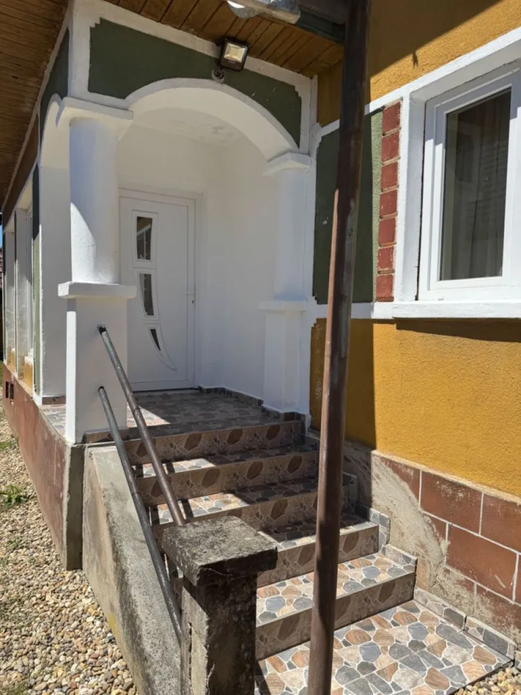 Casa de vanzare Bocicau - Vand casa in Bocicau , Com Tarna Mare, Casa dispune de curent electric , apa , 2 camere , living mare , bucatarie , baie , anexa in spate , șură . Casa este renovata in interior. Teren 60 ari mai multe detalii in privat sau la numaru de telefon : 07******04