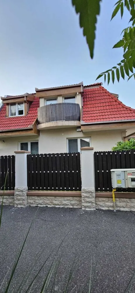 BRASADAS vinde casa tip S+P+M - zona Shopping City SM - Agenția imobiliara BRASADAS vinde casă individuală spațioasă, ideală pentru familii sau investiție – Satu Mare Vă prezentăm spre vânzare o casă individuală, cu regim de înălțime S+P+M, compusă din 8 camere, situată pe un teren generos de 5,25 ari (525 m2), cu un front stradal de 13 m. Proprietatea dispune de un garaj dublu și o curte frumos amenajată, cu foișor și zonă de grătar – perfectă pentru relaxare în aer liber. Imobilul se află pe o stradă liniștită, într-o zonă de top din municipiul Satu Mare, cu acces rapid către principalele puncte de interes. În apropiere regăsiți: Shopping City Satu Mare, stații de transport în comun, supermarketuri, piata Someș, iar centrul orașului este la doar 12 minute de mers pe jos sau 4 minute cu mașina. Confortul termic este asigurat de o centrală termică pe gaz, situată în subsol, completată de izolație exterioară și un sistem modern de aer condiționat. Suprafața utilă este de 380 m2, compartimentată astfel: • Subsol • Parter: living generos, dining, bucătărie, baie, holuri, terasă acoperită • Etaj: 4 camere, hol, baie, 2 balcoane • Pod: spațiu ideal pentru depozitare • Apartament complet separat, situat deasupra garajului dublu Se vinde complet mobilată și utilată, inclusiv cu unelte de grădinărit – totul pregătit pentru a vă muta imediat! Finisajele includ: parchet, gresie, faianță, vopsea lavabilă, tâmplărie PVC cu geam termopan, uși interioare din lemn masiv. O alegere excelentă pentru două familii, dar și o oportunitate atractivă de investiție (închiriere sau locuință + spațiu birou/apartament separat). www.brasadas.com.