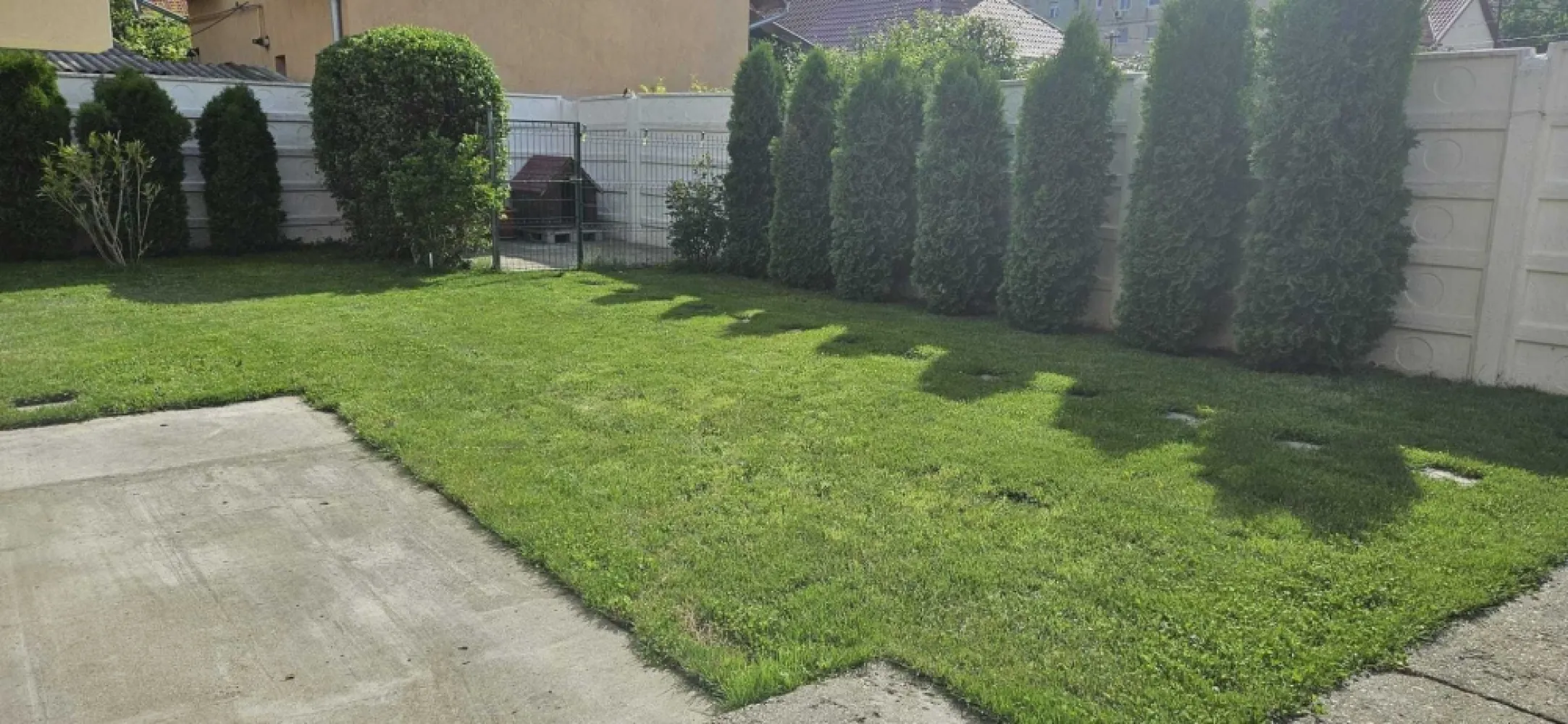 BRASADAS vinde casa tip S+P+M - zona Shopping City SM - Agenția imobiliara BRASADAS vinde casă individuală spațioasă, ideală pentru familii sau investiție – Satu Mare Vă prezentăm spre vânzare o casă individuală, cu regim de înălțime S+P+M, compusă din 8 camere, situată pe un teren generos de 5,25 ari (525 m2), cu un front stradal de 13 m. Proprietatea dispune de un garaj dublu și o curte frumos amenajată, cu foișor și zonă de grătar – perfectă pentru relaxare în aer liber. Imobilul se află pe o stradă liniștită, într-o zonă de top din municipiul Satu Mare, cu acces rapid către principalele puncte de interes. În apropiere regăsiți: Shopping City Satu Mare, stații de transport în comun, supermarketuri, piata Someș, iar centrul orașului este la doar 12 minute de mers pe jos sau 4 minute cu mașina. Confortul termic este asigurat de o centrală termică pe gaz, situată în subsol, completată de izolație exterioară și un sistem modern de aer condiționat. Suprafața utilă este de 380 m2, compartimentată astfel: • Subsol • Parter: living generos, dining, bucătărie, baie, holuri, terasă acoperită • Etaj: 4 camere, hol, baie, 2 balcoane • Pod: spațiu ideal pentru depozitare • Apartament complet separat, situat deasupra garajului dublu Se vinde complet mobilată și utilată, inclusiv cu unelte de grădinărit – totul pregătit pentru a vă muta imediat! Finisajele includ: parchet, gresie, faianță, vopsea lavabilă, tâmplărie PVC cu geam termopan, uși interioare din lemn masiv. O alegere excelentă pentru două familii, dar și o oportunitate atractivă de investiție (închiriere sau locuință + spațiu birou/apartament separat). www.brasadas.com.