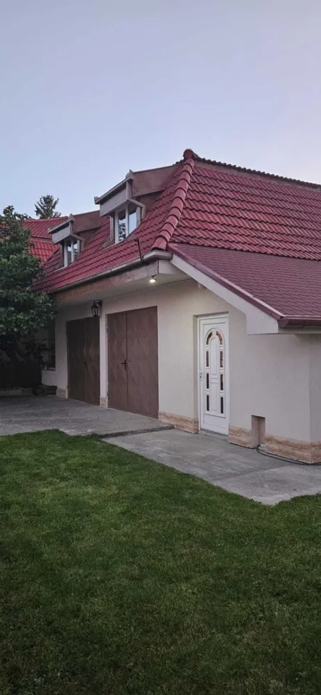 BRASADAS vinde casa tip S+P+M - zona Shopping City SM - Agenția imobiliara BRASADAS vinde casă individuală spațioasă, ideală pentru familii sau investiție – Satu Mare Vă prezentăm spre vânzare o casă individuală, cu regim de înălțime S+P+M, compusă din 8 camere, situată pe un teren generos de 5,25 ari (525 m2), cu un front stradal de 13 m. Proprietatea dispune de un garaj dublu și o curte frumos amenajată, cu foișor și zonă de grătar – perfectă pentru relaxare în aer liber. Imobilul se află pe o stradă liniștită, într-o zonă de top din municipiul Satu Mare, cu acces rapid către principalele puncte de interes. În apropiere regăsiți: Shopping City Satu Mare, stații de transport în comun, supermarketuri, piata Someș, iar centrul orașului este la doar 12 minute de mers pe jos sau 4 minute cu mașina. Confortul termic este asigurat de o centrală termică pe gaz, situată în subsol, completată de izolație exterioară și un sistem modern de aer condiționat. Suprafața utilă este de 380 m2, compartimentată astfel: • Subsol • Parter: living generos, dining, bucătărie, baie, holuri, terasă acoperită • Etaj: 4 camere, hol, baie, 2 balcoane • Pod: spațiu ideal pentru depozitare • Apartament complet separat, situat deasupra garajului dublu Se vinde complet mobilată și utilată, inclusiv cu unelte de grădinărit – totul pregătit pentru a vă muta imediat! Finisajele includ: parchet, gresie, faianță, vopsea lavabilă, tâmplărie PVC cu geam termopan, uși interioare din lemn masiv. O alegere excelentă pentru două familii, dar și o oportunitate atractivă de investiție (închiriere sau locuință + spațiu birou/apartament separat). www.brasadas.com.