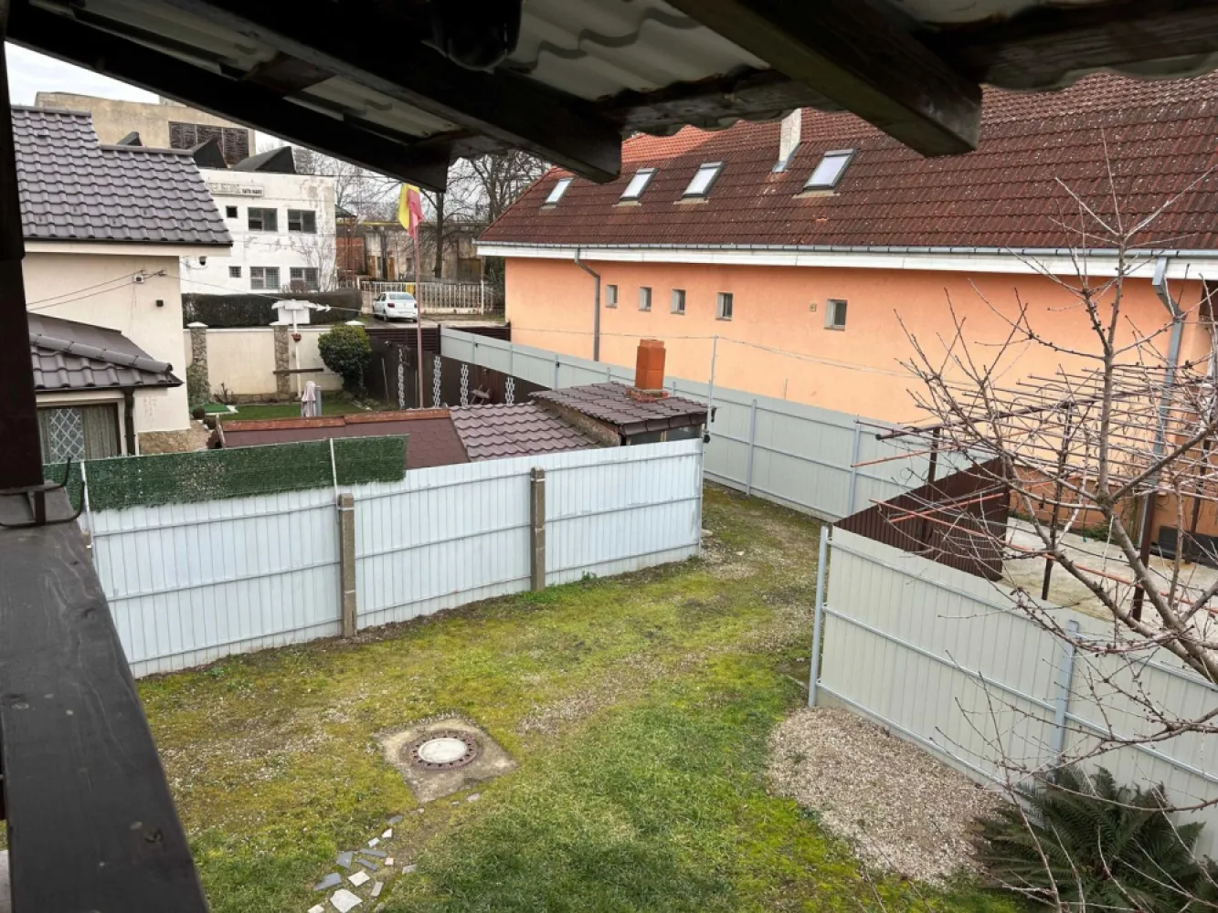 BRASADAS vinde casa cu 4 cam 5.7 ari in zona BURDEA. - Agenția imobiliara BRASADAS vinde casa din caramida plina construita in anul 2005. Casa este amplasata pe un teren de 570 mp si are o suprafata utila de 79 de mp cu garaj de 17mp si o anexa de 10 mp. Casa este compusa din 3 dormitoare din care: -1 dormitor , o baie si bucataria la parter - la etaj 2 dormitoare Casa dispune de o terasa amenajata cu loc de gratar, de un garaj si un beci. Locatia este intr-o zona linistita din Satu Mare, ferita de zgomotul orasului, la circa 5 minute de mers pe jos pana la Mall-ul Shopping City Satu Mare. Casa dispune de toate utilitățile! Centrala termica pe gaz+centrala termica pe lemne, apa curenta, canalizare! Se vinde complet mobilata si utilata. www.brasadas.com.