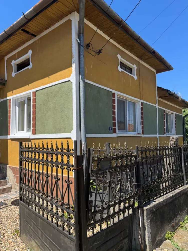 Casa de vanzare Bocicau - Vand casa in Bocicau , Com Tarna Mare, Casa dispune de curent electric , apa , 2 camere , living mare , bucatarie , baie , anexa in spate , șură . Casa este renovata in interior. Teren 60 ari mai multe detalii in privat sau la numaru de telefon : 07******04
